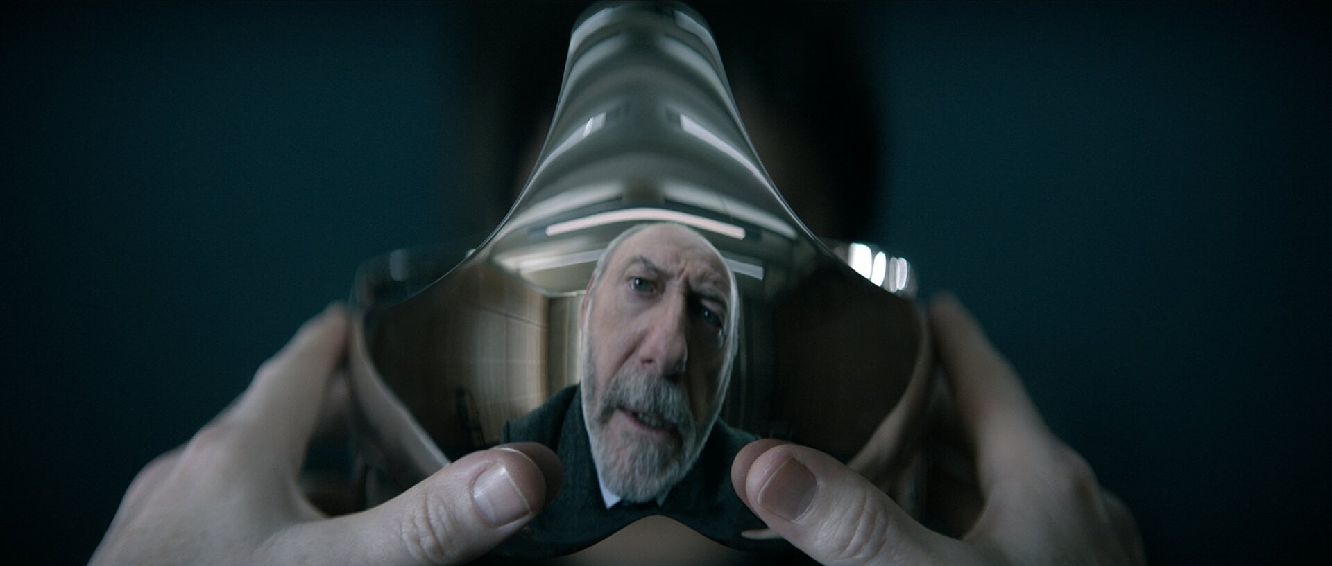 Wade (Liam Cunningham) mira mirando su reflejo en un casco de VR en 3 Problema del cuerpo.