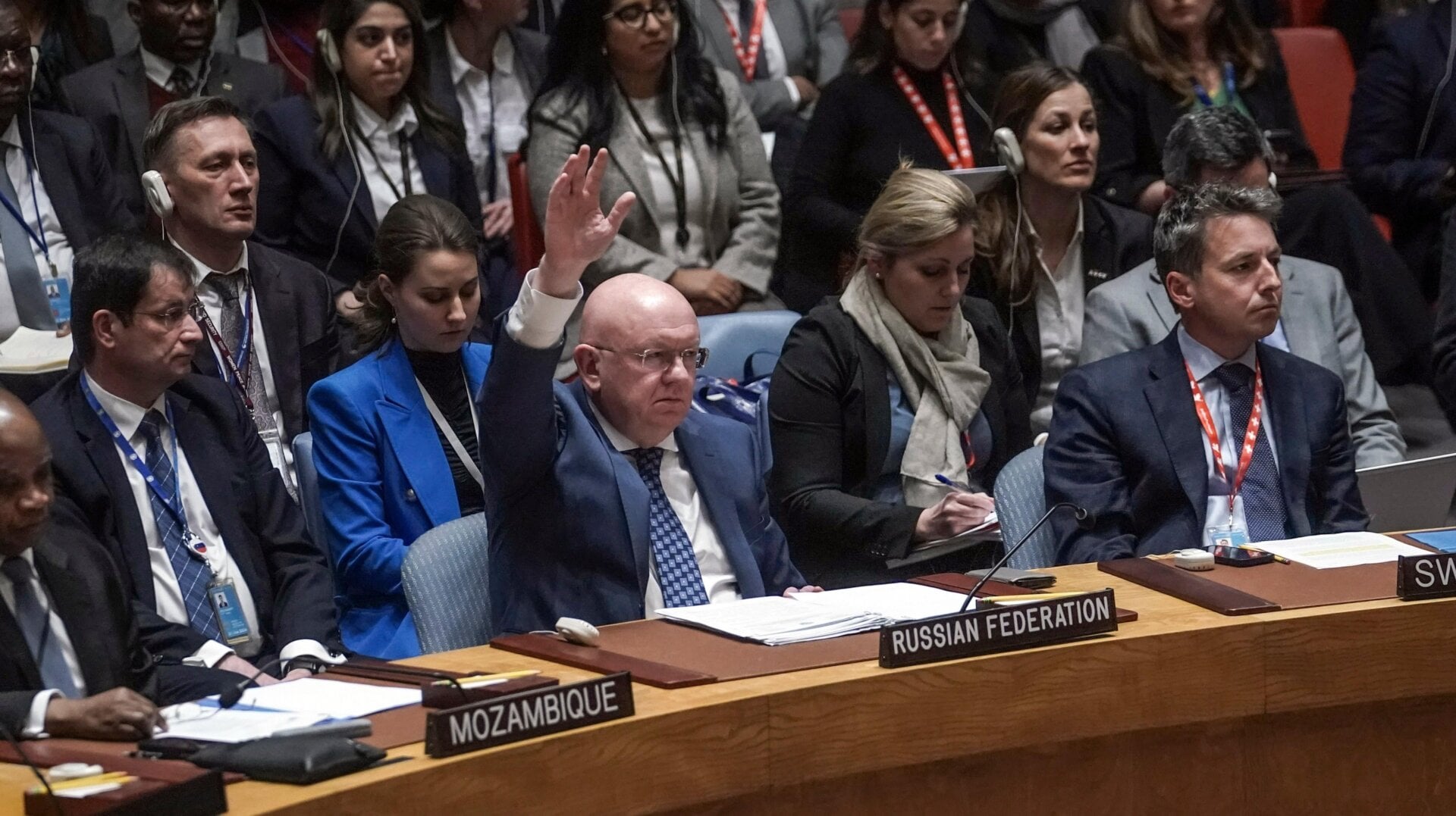 El embajador de Rusia ante las Naciones Unidas, Vassily Nebenzia, veta una resolución que pide la prevención de una carrera de armamentos nucleares en el espacio ultraterrestre durante una Sesión del Consejo de Seguridad el 24 de abril de 2024.