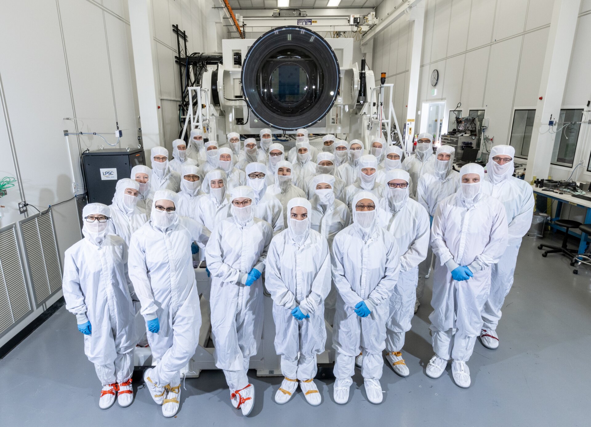 La mayor parte del equipo de cámara del LSST en la sala limpia con el instrumento.