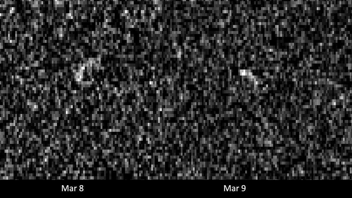 Imágenes de Apophis capturadas por antenas de radio en el complejo Goldstone de la Red del Espacio Profundo en California y el Telescopio Green Bank en Virginia Occidental cuando el asteroide estaba a 17 millones de kilómetros (10,6 millones de millas) de distancia.