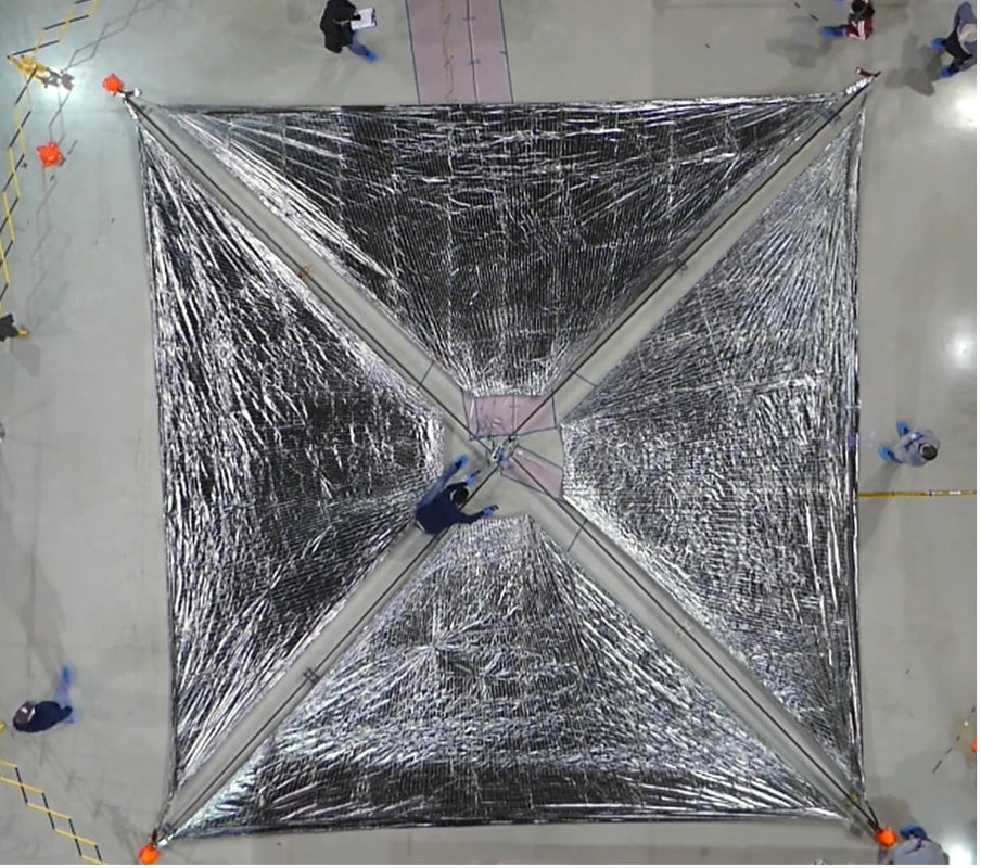 Ingenieros del Centro de Investigación Langley de la NASA prueban el despliegue de la vela solar del Sistema de Vela Solar Compuesta Avanzada. 