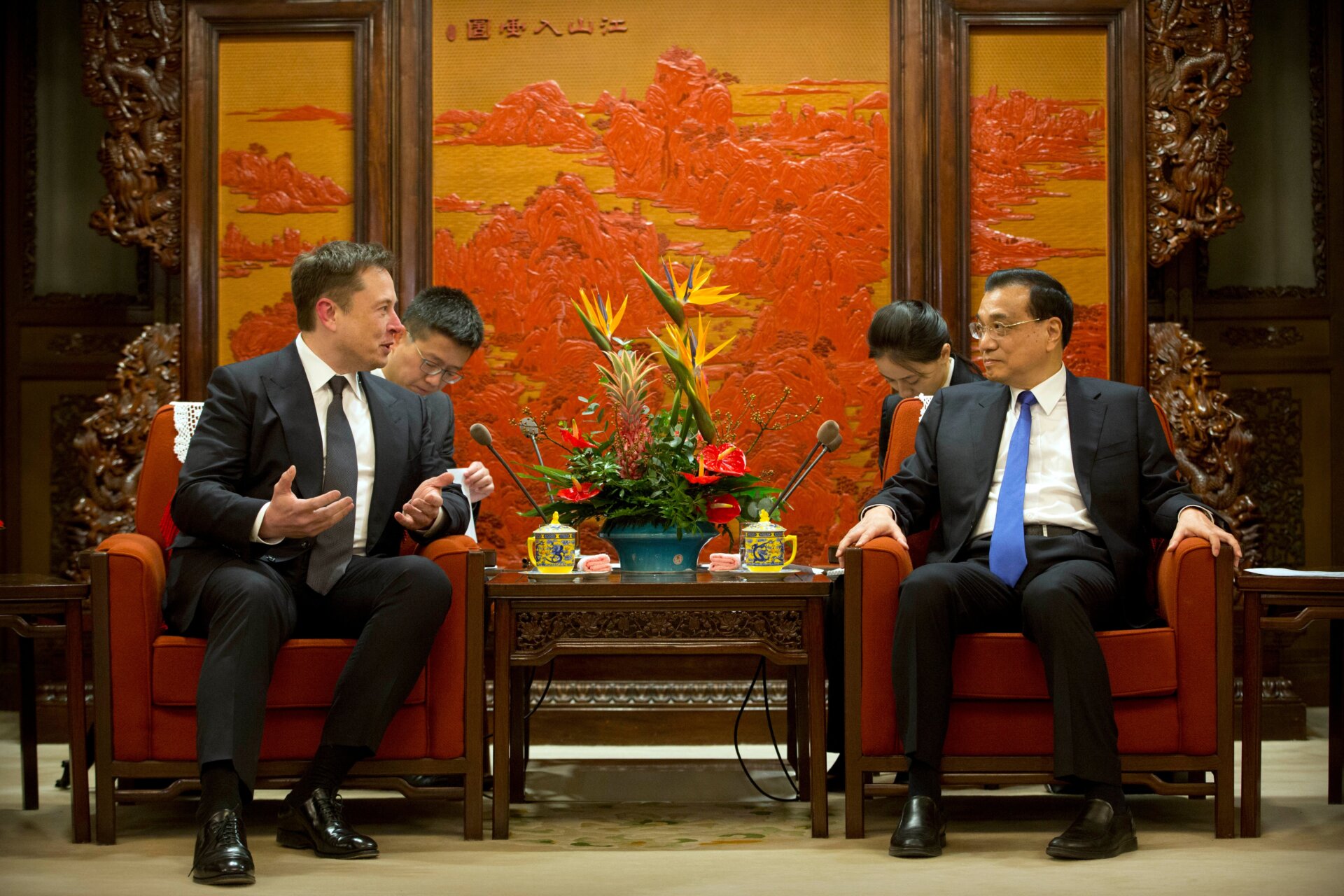 El CEO de Tesla, Elon Musk (izq.), habla mientras el primer ministro chino, Li Keqiang, escucha durante una reunión en el complejo de liderazgo de Zhongnanhai en Beijing. 9 de enero de 2019.
