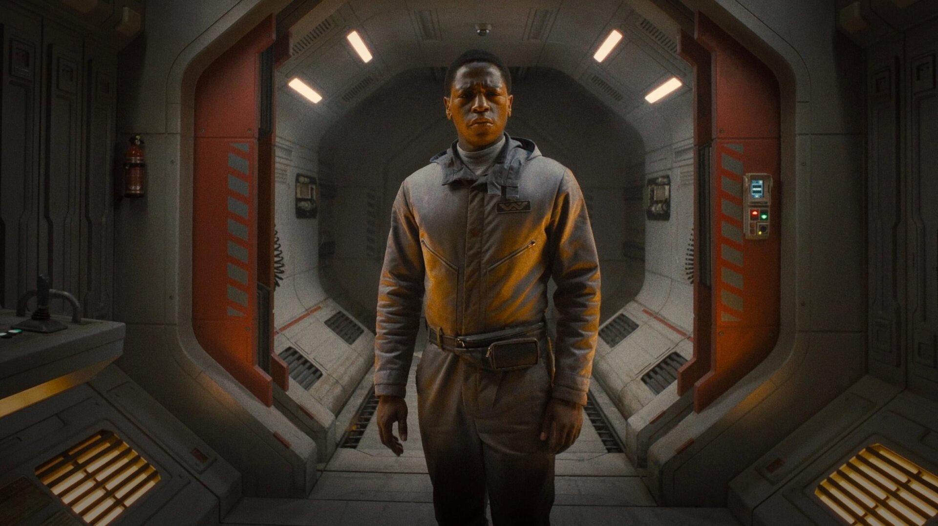 David Jonsson como Andy, el sintético de la película.