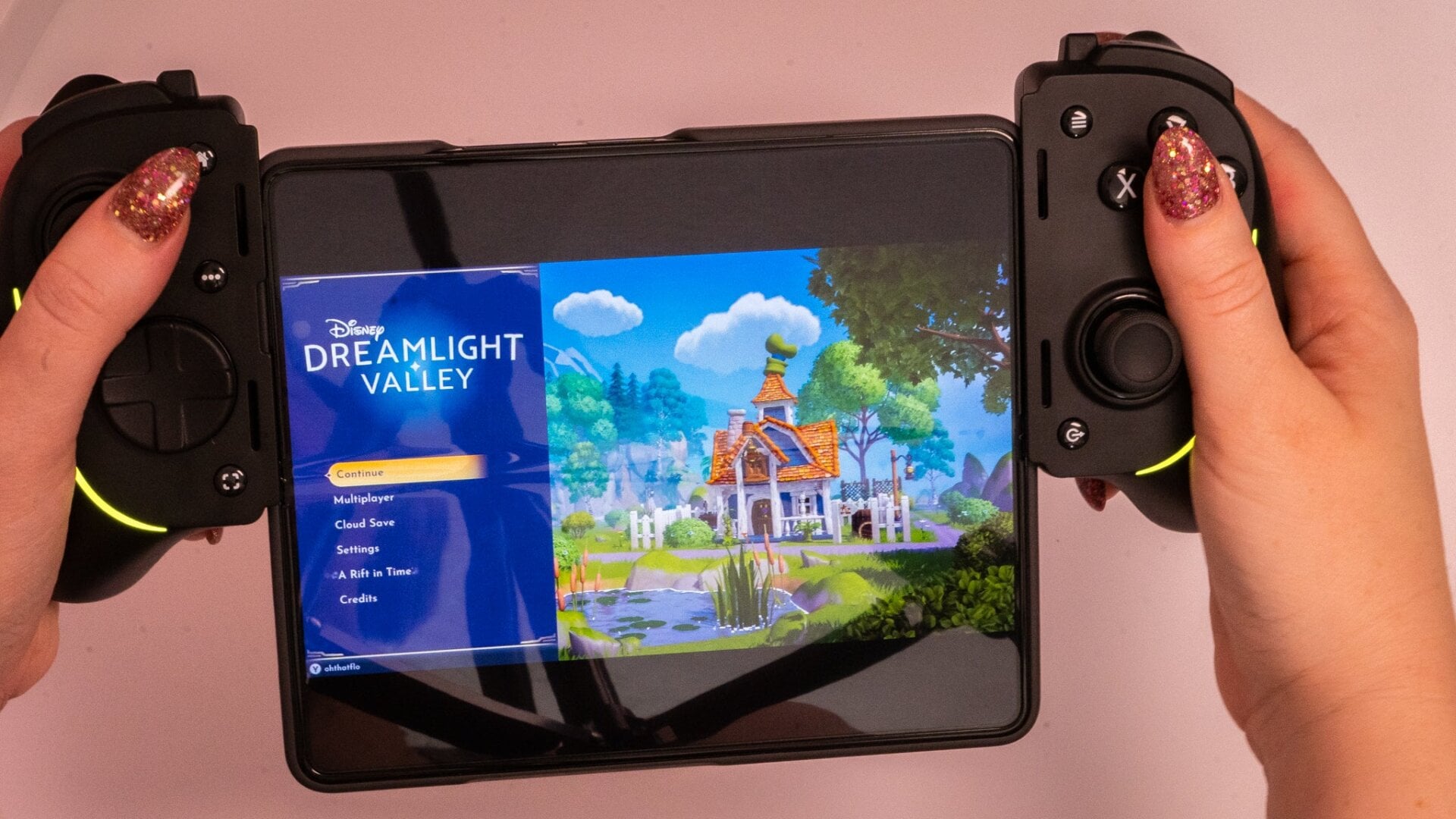 Jugar un juego de mundo abierto a través de la nube con el Razer Kishi Ultra atado alrededor del Galaxy Z Fold 5.