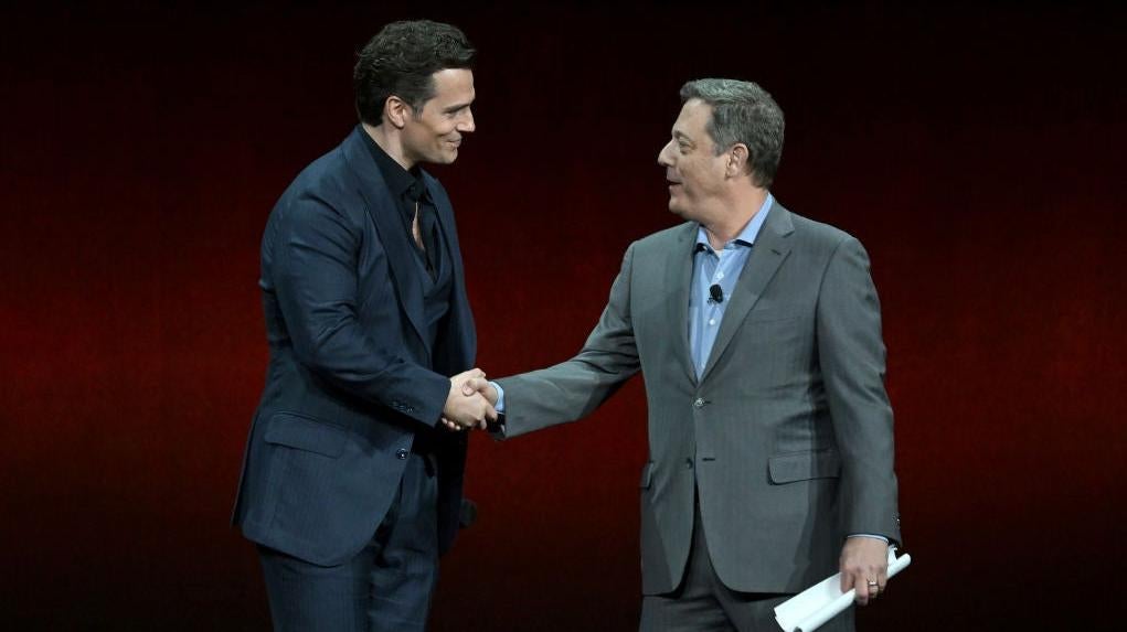 El presidente de Lionsgate, Adam Fogelson, con su colaborador frecuente, Henry Cavill, en CinemaCon.
