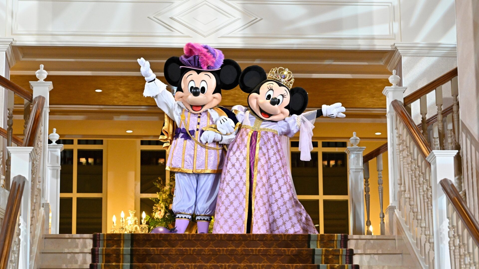 Mickey Mouse y Minnie Mouse en la celebración de reapertura del Hotel Disneyland en Disneyland París el 3 de febrero, 2024.