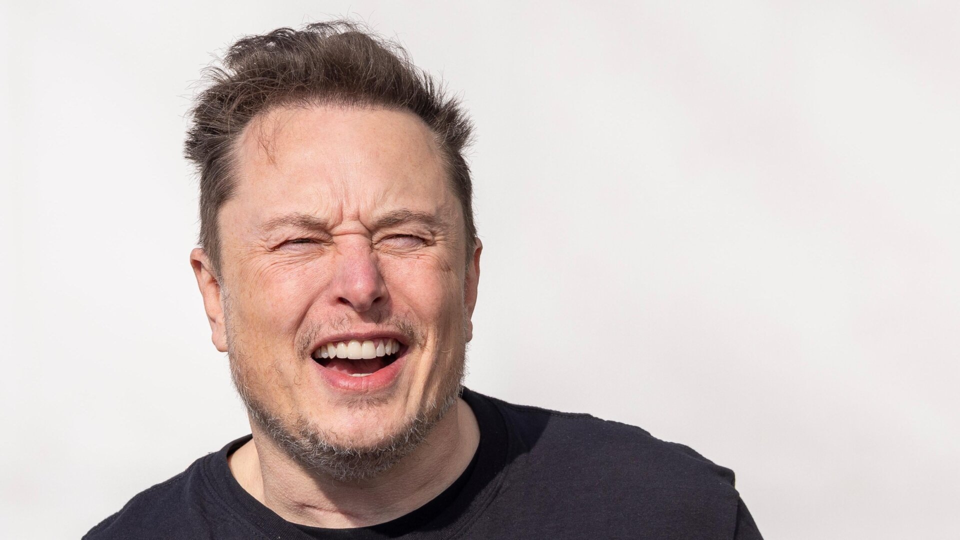 Elon Musk se sube a un automóvil cuando sale de la Gigafábrica de Tesla el 13 de marzo de 2024, cerca de Gruenheide, Alemania.