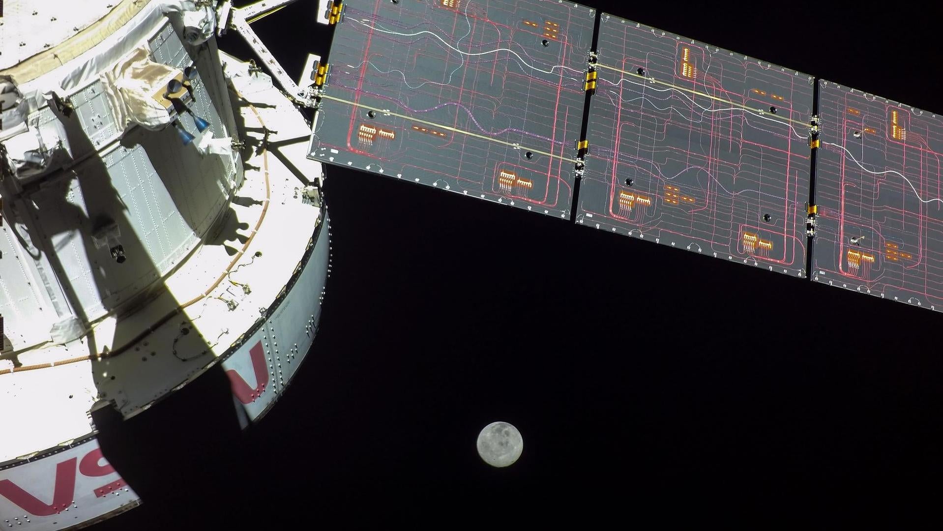 Una cámara montada en uno de los cuatro conjuntos solares de Orión capturó esta imagen de la Luna en el día 17 del vuelo Artemisa de 25,5 días. Yo misión.