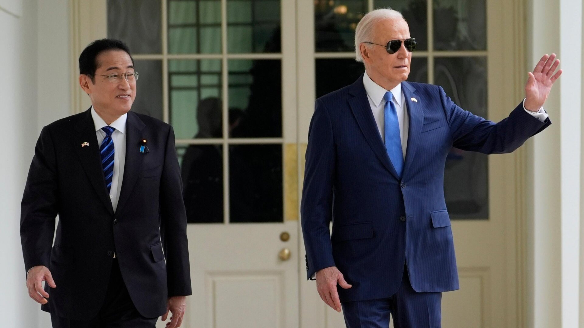El primer ministro japonés, Fumio Kishida (izquierda) con Joe Biden mientras los dos hombres caminan hacia la Oficina Oval el 10 de abril de 2024.