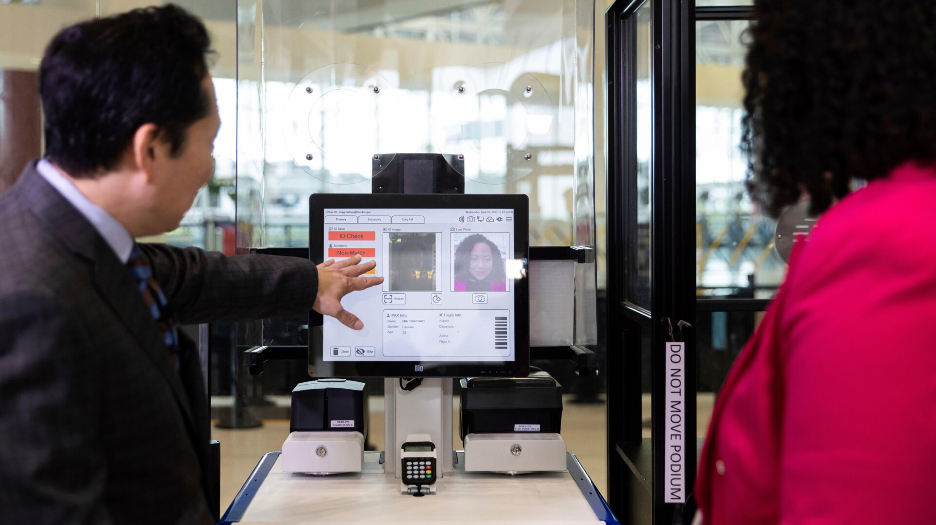 El Gerente de Capacidades de Gestión de Identidad de la TSA, Jason Lim, demuestra la tecnología de reconocimiento facial en el Aeropuerto Internacional Thurgood Marshall de Baltimore-Washington el 26 de abril de 2023.  en Glen Burnie, MD.