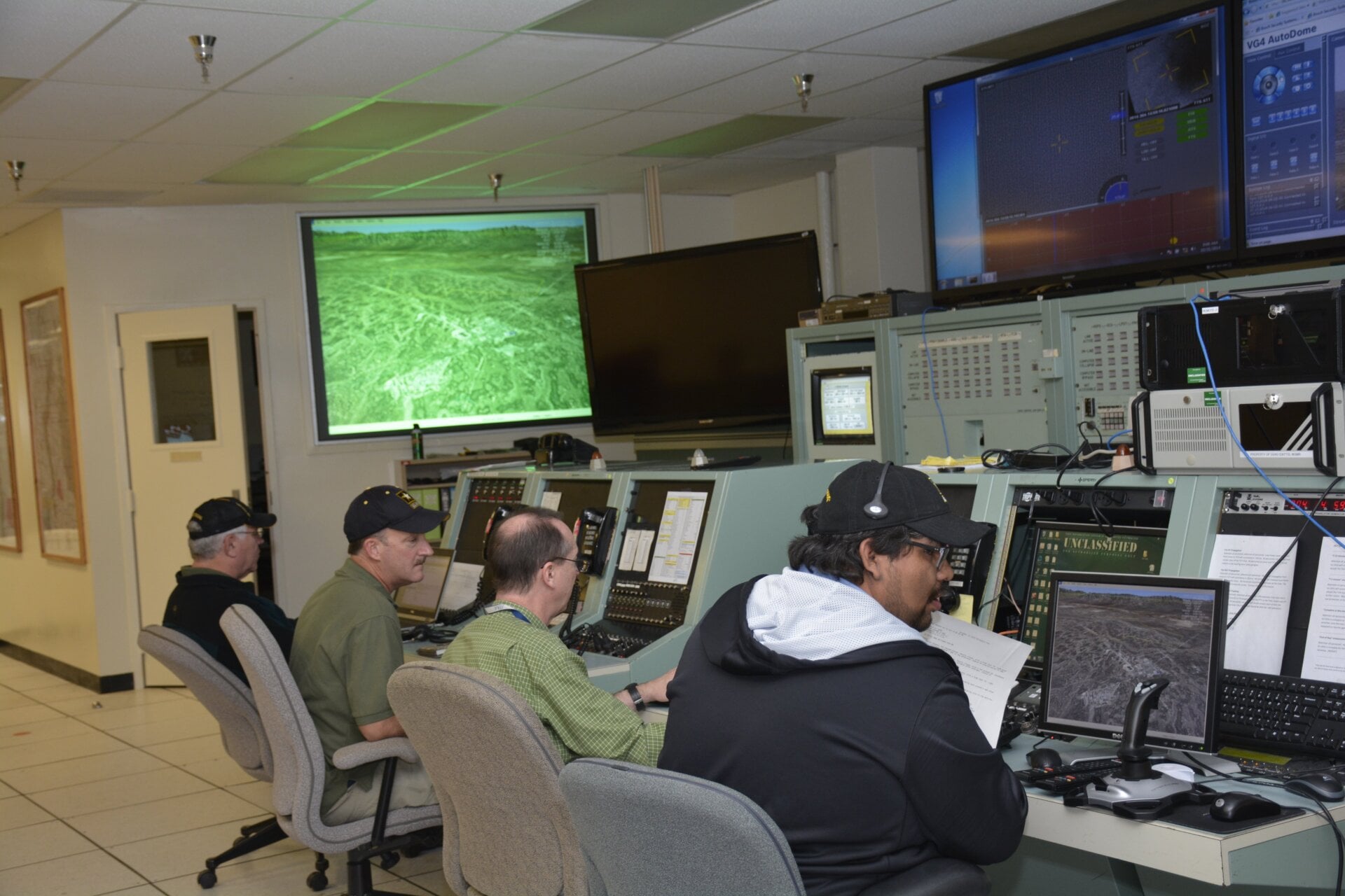Civiles de SMDC y HELSTF realizan una prueba del sistema láser HEL-MD en el campo de misiles White Sands, Nuevo México, en octubre de 2014. La sala de control está ubicada en un antiguo búnker de la Guerra Fría.