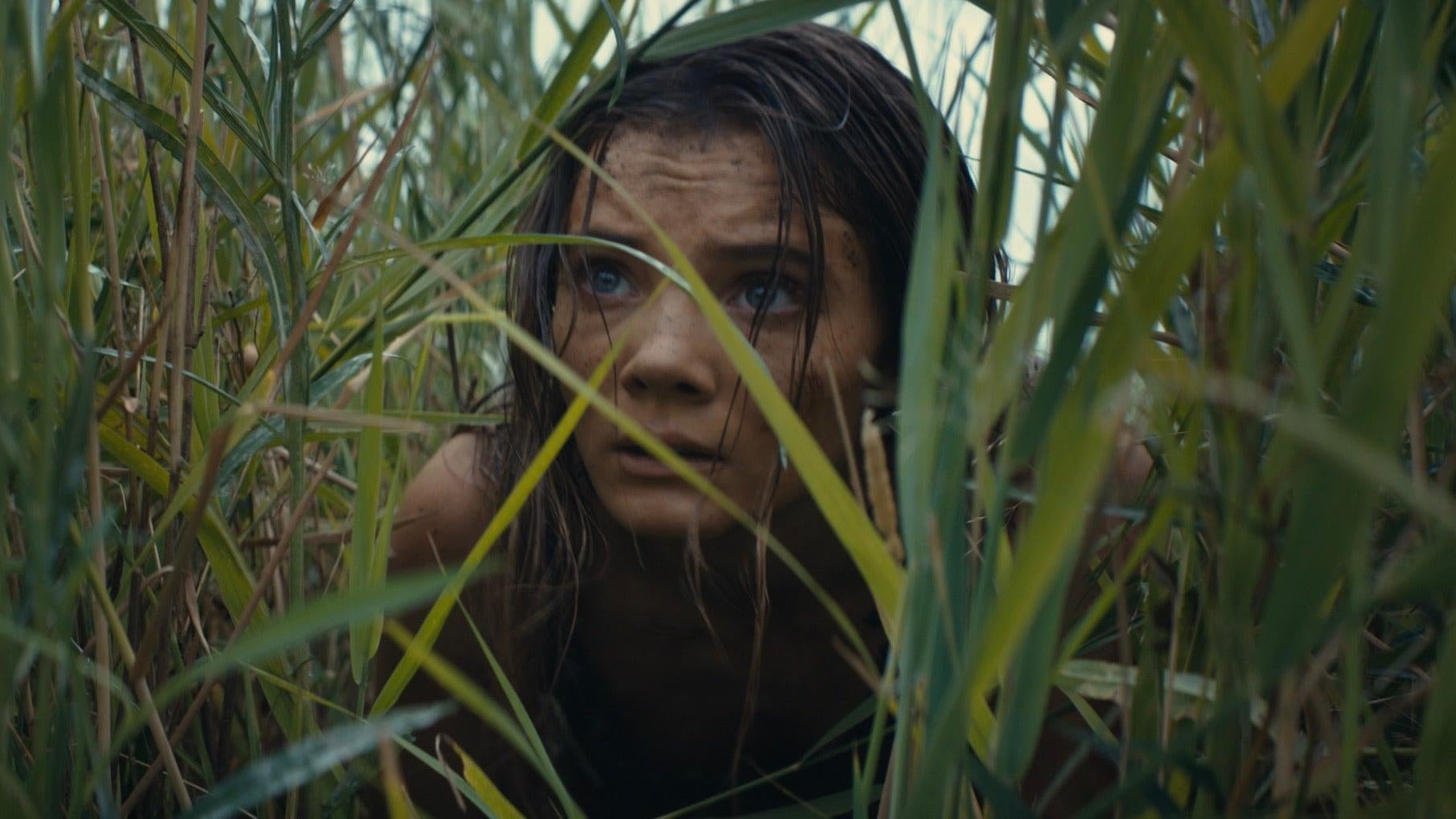 Freya Allan como Mae.