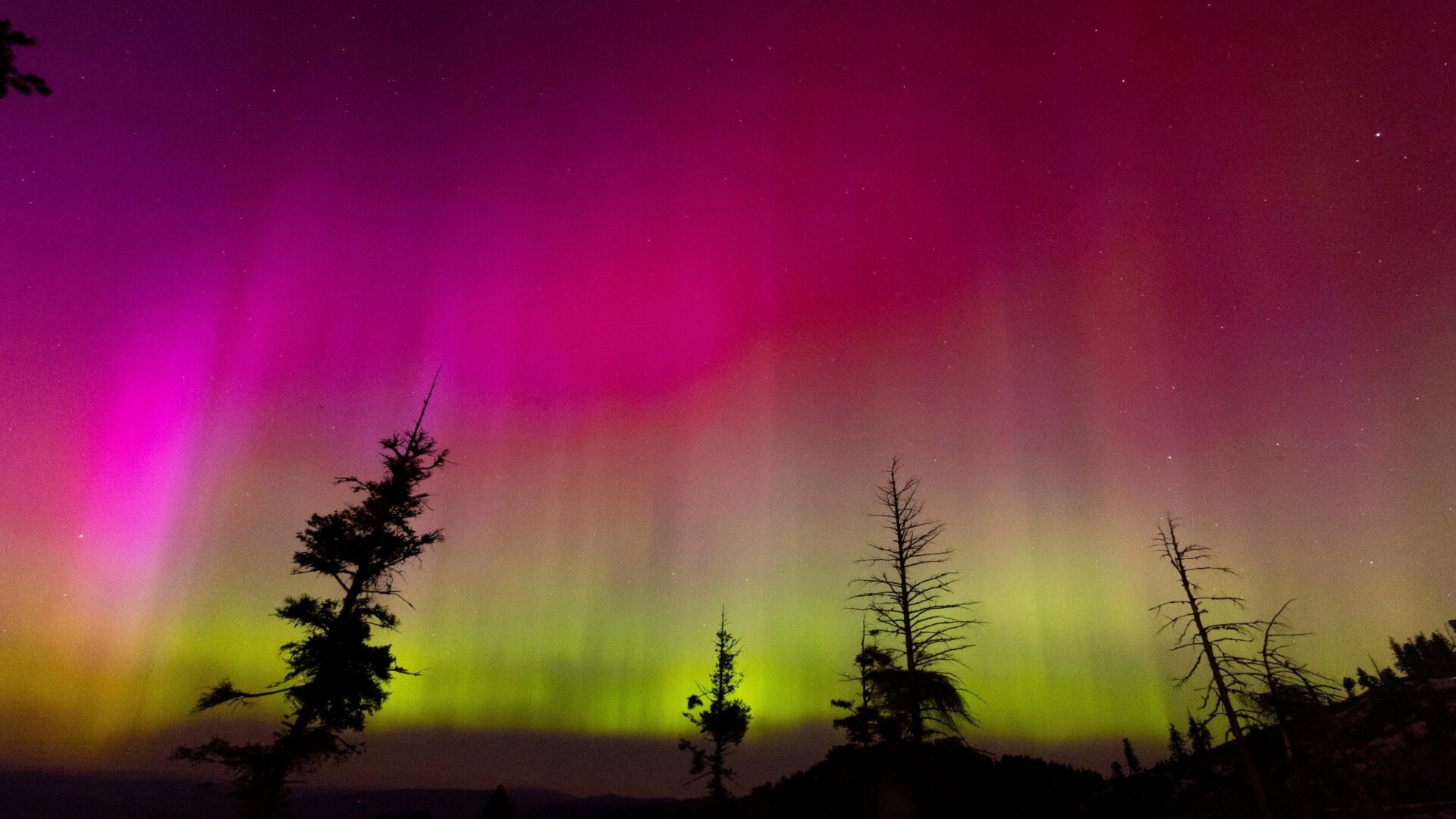 La aurora boreal era visible desde la estación de esquí de Bogus Basin en Boise, Idaho.