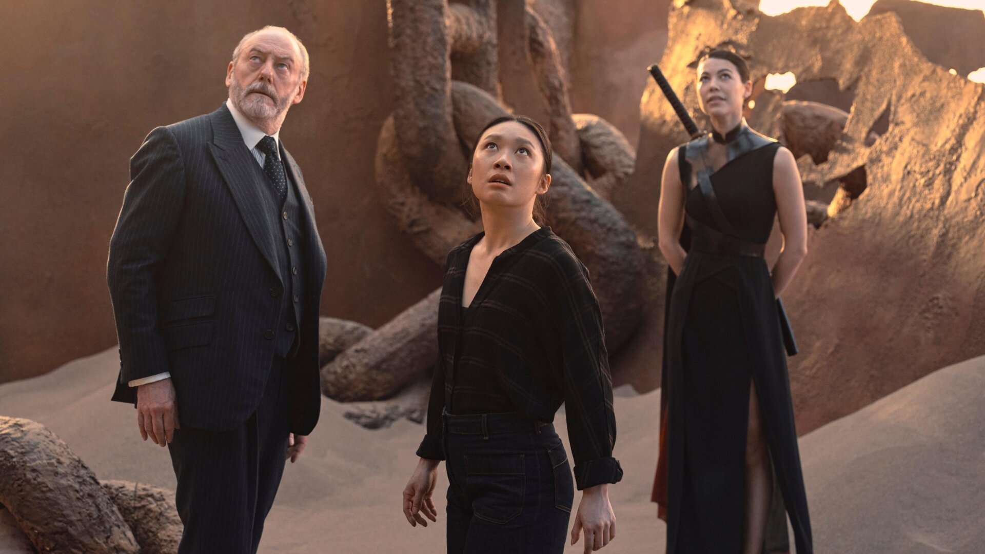 Liam Cunningham como Wade, Jess Hong como Jin Cheng y Sea Shimooka como Sophon in 3 Problema del cuerpo.