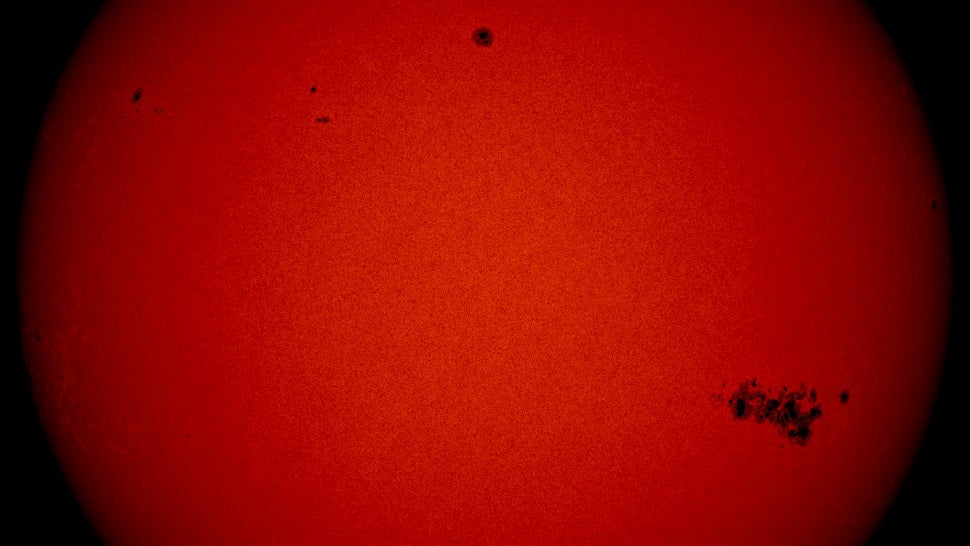 La mancha solar de gran tamaño es “quizás la más compleja que hemos visto en este ciclo”, pero la actividad de la tormenta no es nada que pueda “Hasta donde lo entendemos”, según Shawn Dahl, pronosticador del clima espacial en SWPC, quien habló en un comunicado de prensa. conferencia de hoy. “El punto clave aquí es que los operadores de infraestructura crítica han sido notificados y que la actividad no ha terminado”.