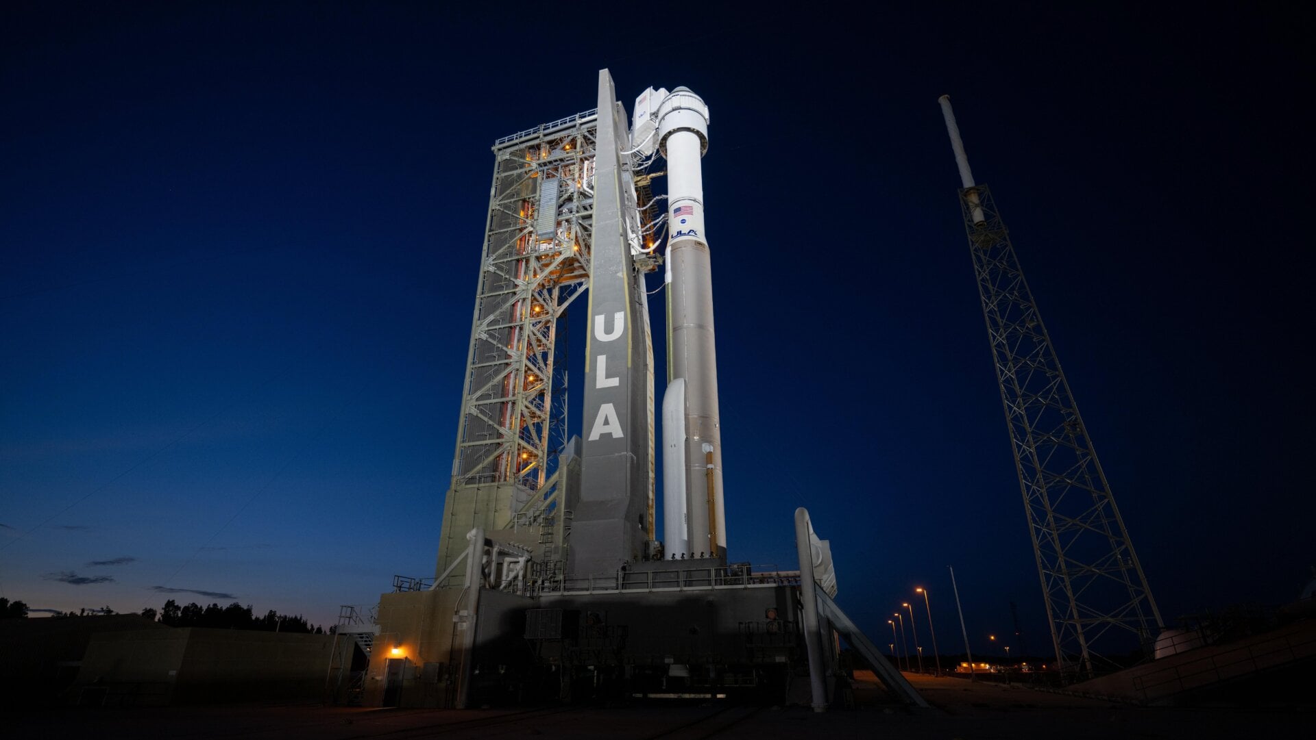 Un cohete Atlas V de la United Launch Alliance con la nave espacial Starliner de Boeing a bordo en la plataforma de lanzamiento del Space Launch Complex-41.