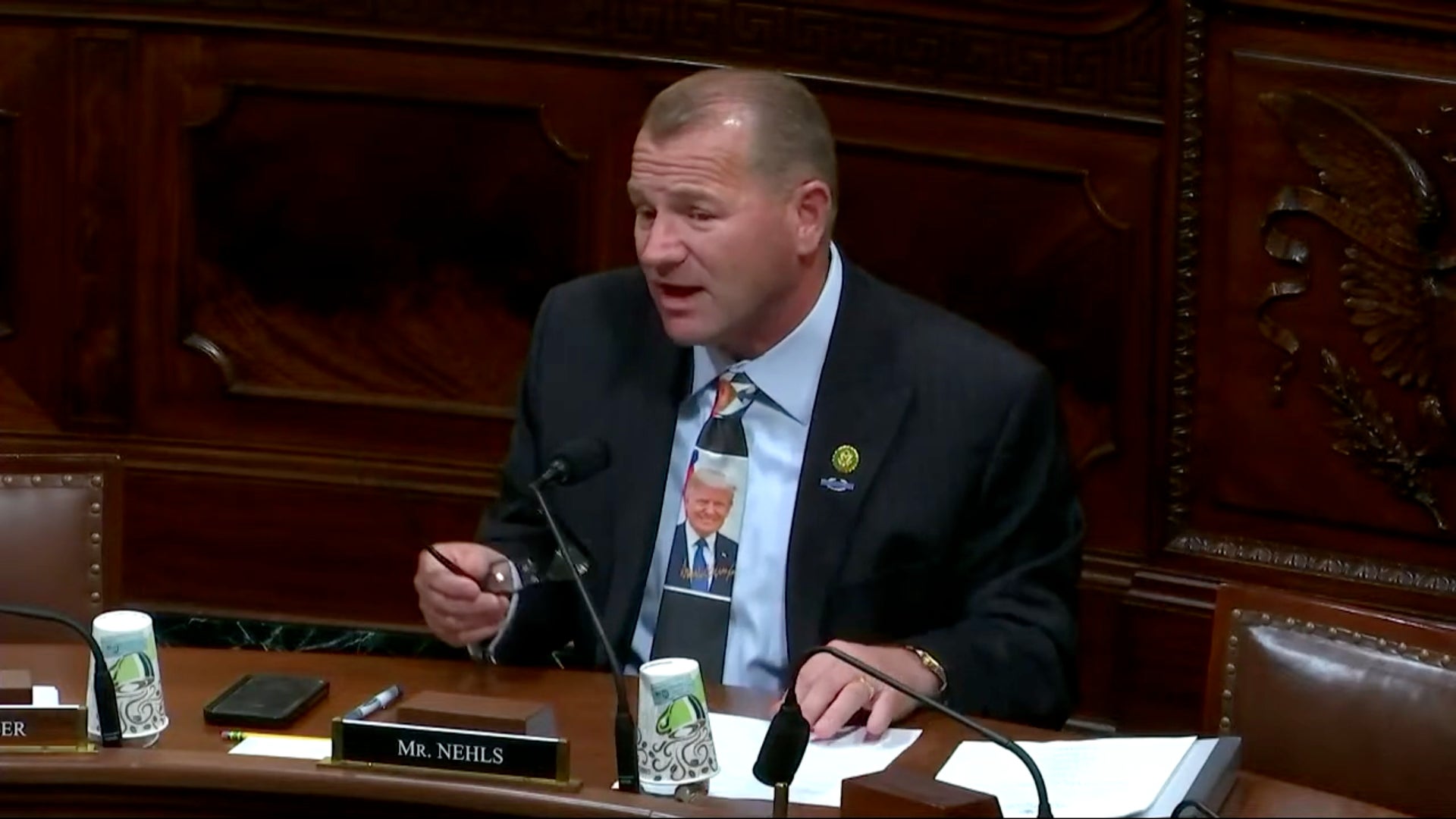 El representante Troy Nehls de Texas hablando sobre posibles drones Taser en la audiencia del comité del Congreso sobre sistemas aéreos no tripulados: un examen del uso de Drones en respuesta a emergencias el 16 de mayo de 2024 en Washington, DC
