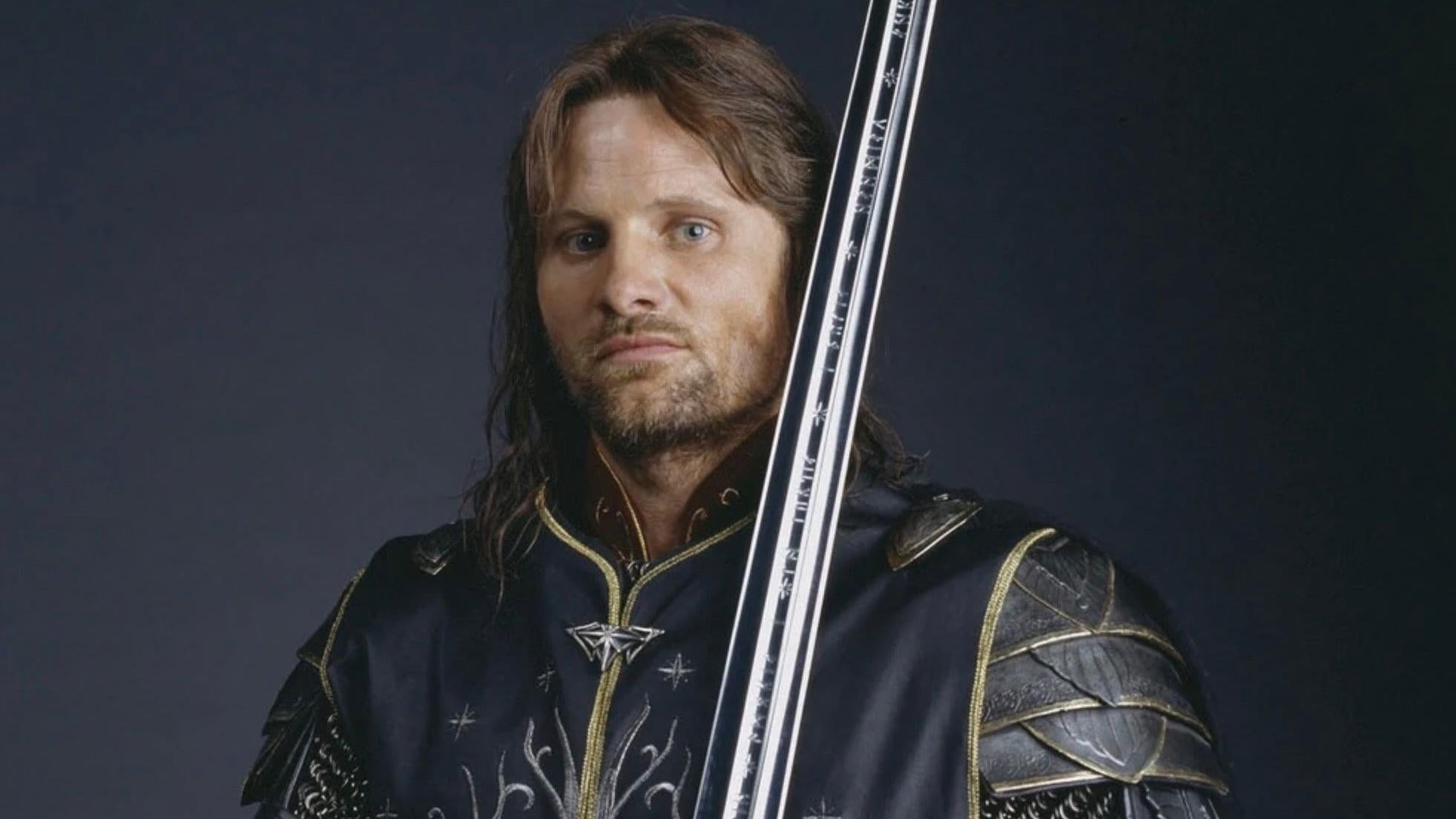 Viggo Mortensen y Andúril de El Señor de los Anillos.
