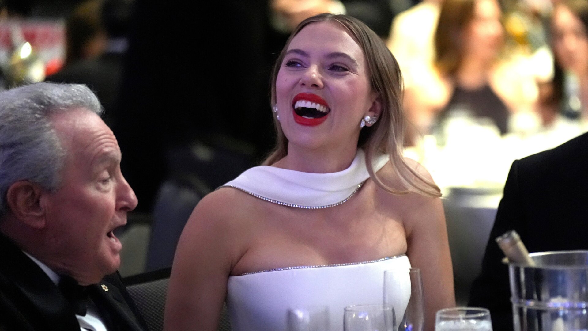 Scarlett Johansson y Lorne Michaels asisten a la cena de la Asociación de Corresponsales de la Casa Blanca en el Washington Hilton, el sábado 27 de abril de 2024, en Washington .