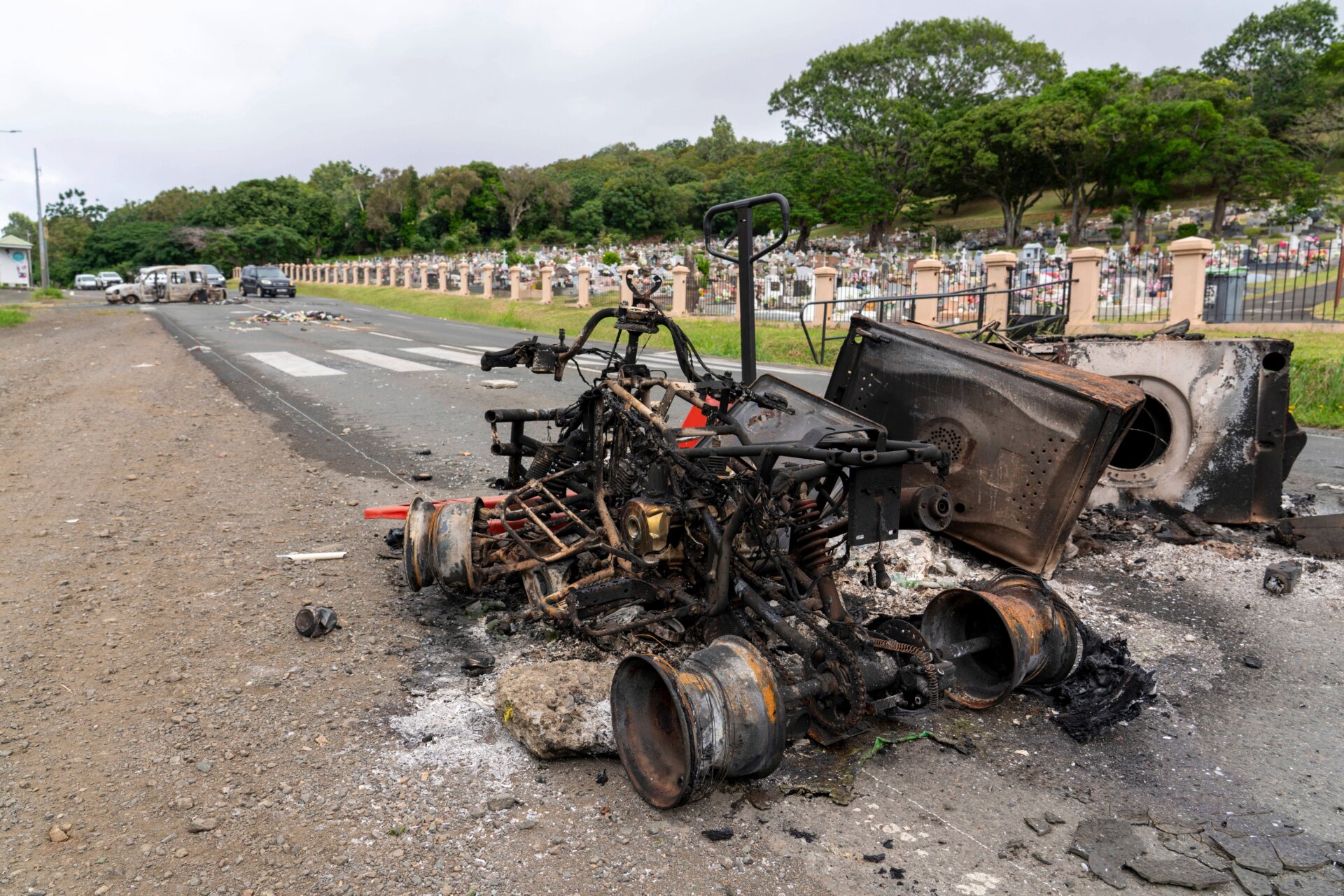 Vehículos destruidos en Nueva Caledonia, fotografiados el 14 de mayo de 2024. 