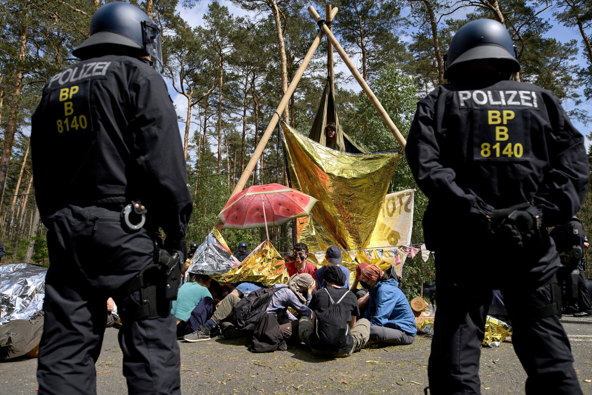 La policía se encuentra junto a un bloqueo de carretera realizado por activistas durante una protesta contra Tesla el 10 de mayo de 2024.  