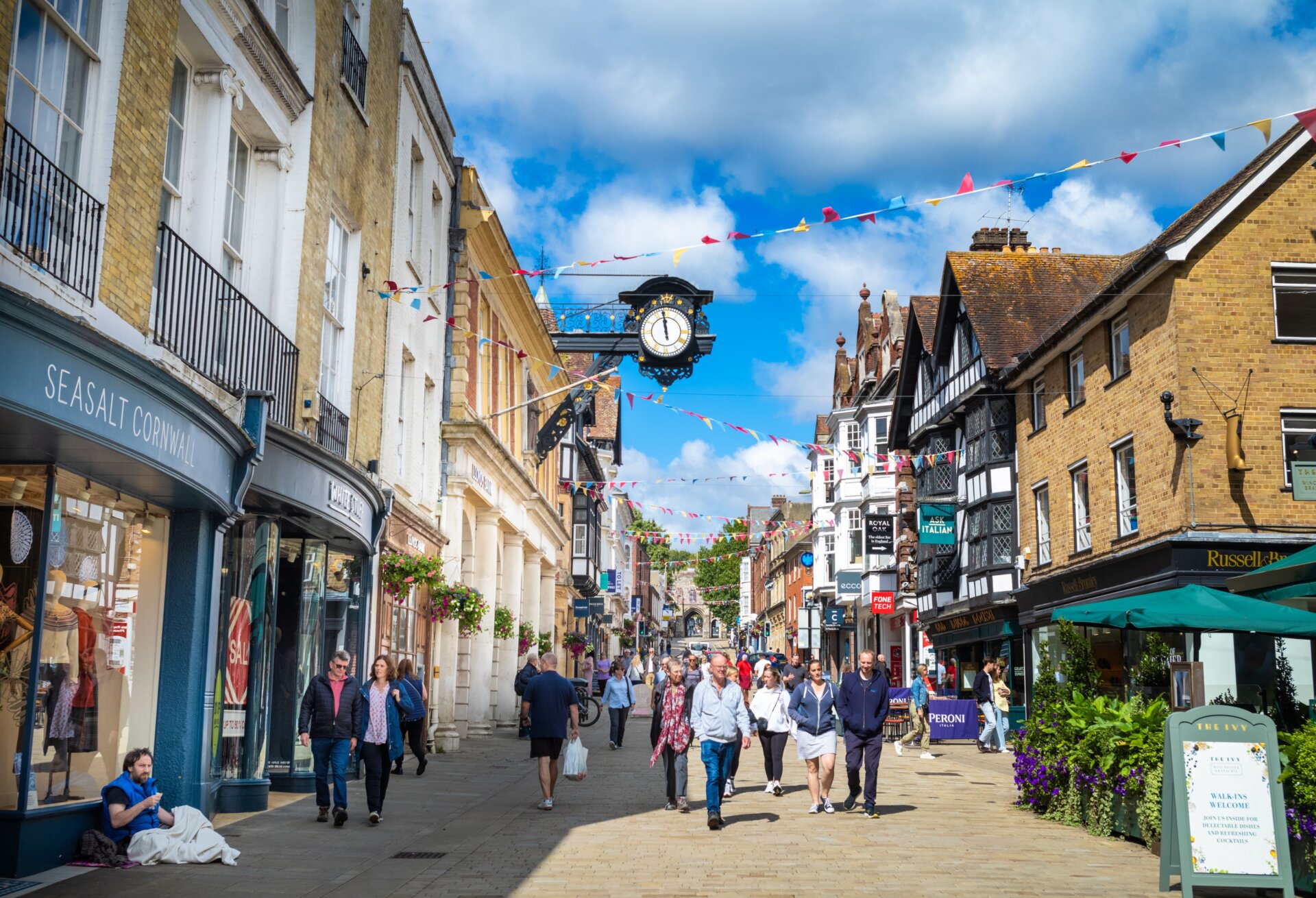 La High Street moderna de Winchester, ahora con menos lepra.