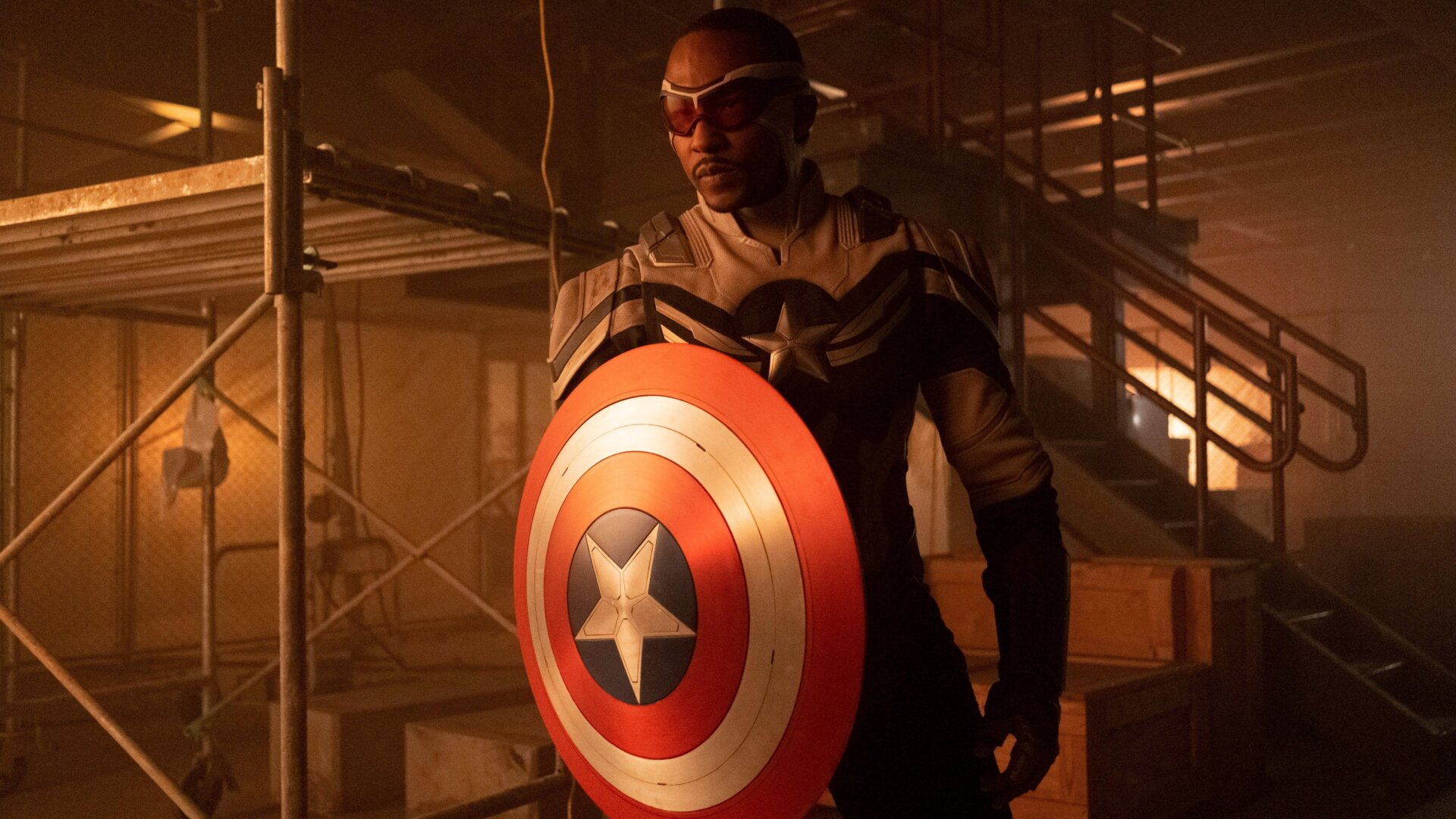 Anthony Mackie como Sam Wilson/Capitán América en El halcón y el soldado de invierno.