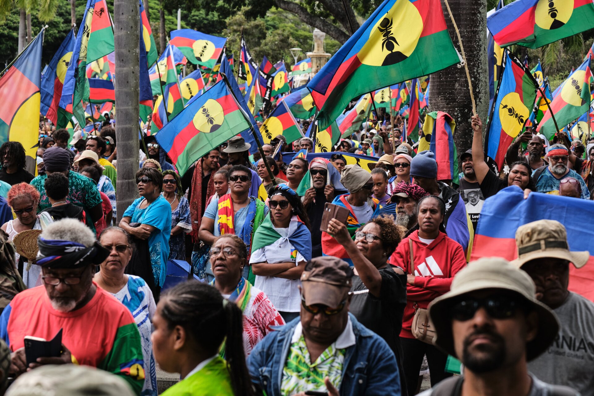 Los manifestantes ondean banderas del Frente Socialista Kanaco de Liberación Nacional (FLNKS) durante una manifestación contra la ampliación del electorado para las próximas  elecciones provinciales en Nueva Caledonia, en Noumea, el 13 de abril de 2024.