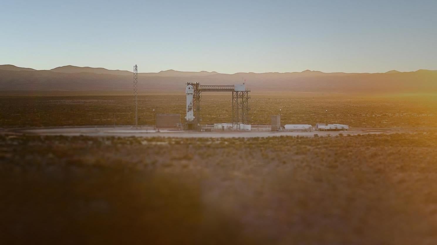 El cohete New Shepard de Blue Origin en su plataforma de lanzamiento en el oeste de Texas.