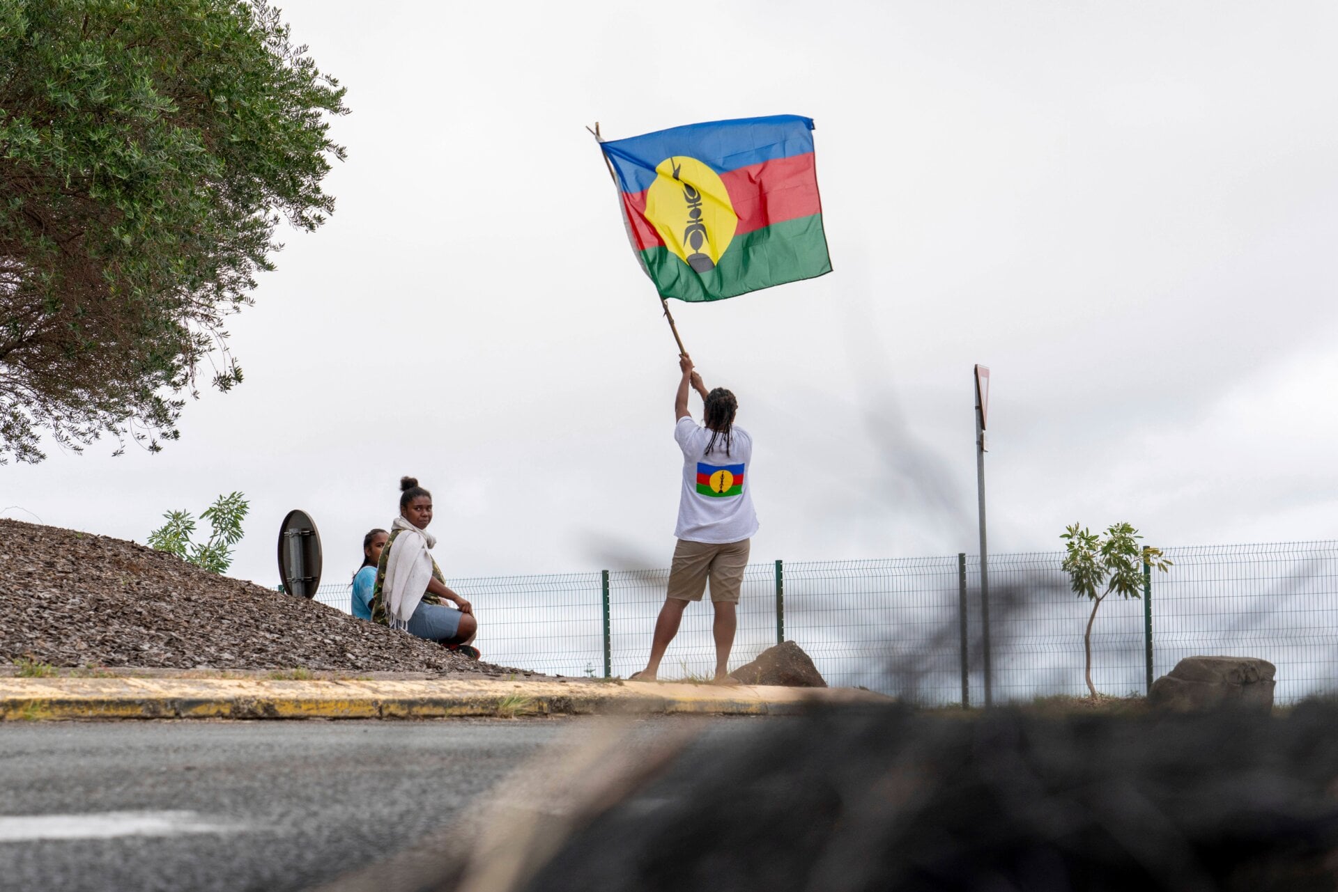 Un manifestante sostiene una bandera territorial de Nueva Caledonia el 14 de mayo de 2024. 