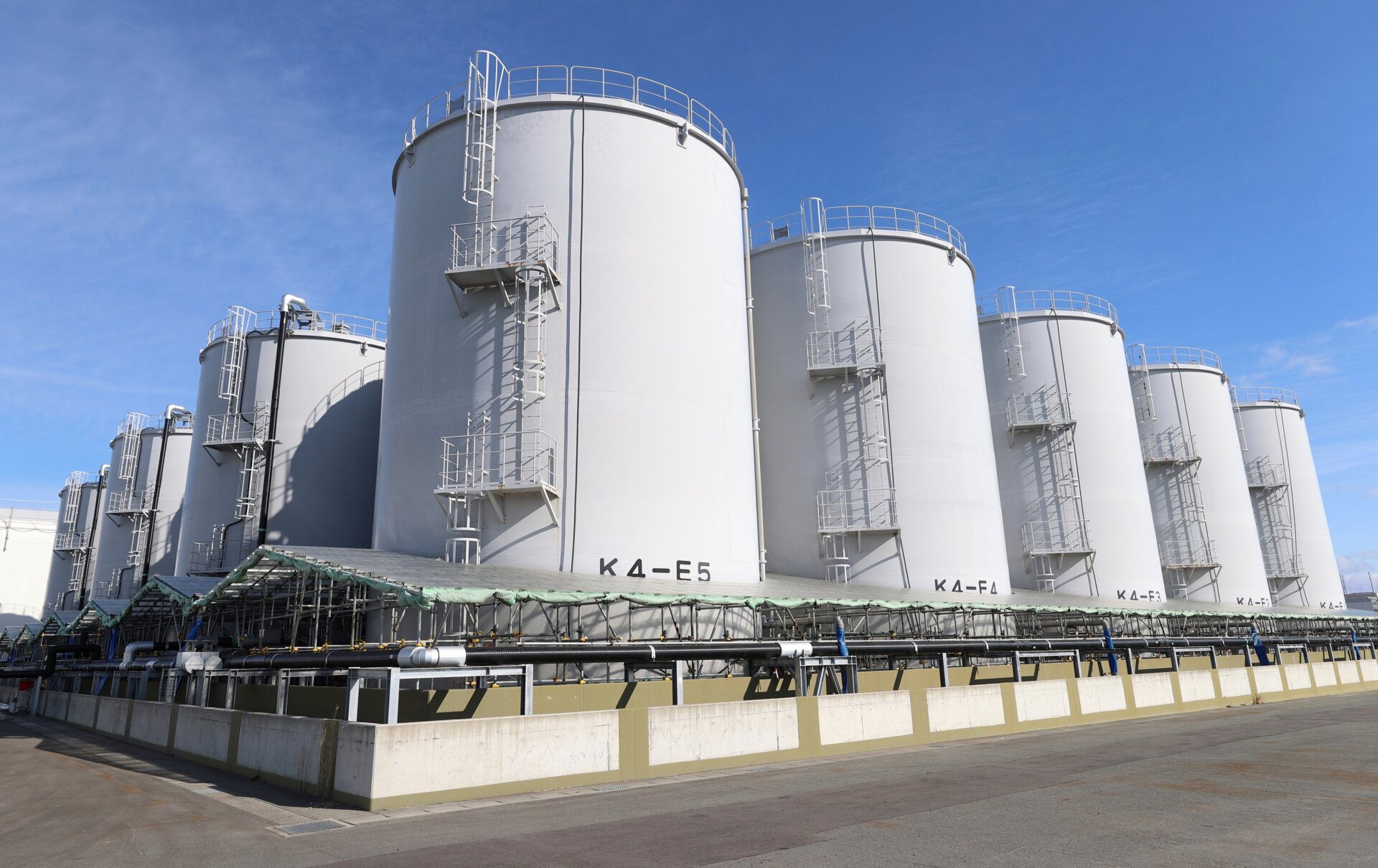 Una foto muestra los tanques para almacenar agua tratada en la central nuclear Daiichi de Fukushima de Tokyo Electric Power Company Holdings, constituida en la ciudad de Okuma. , Prefectura de Fukushima el 2 de febrero de 2024.