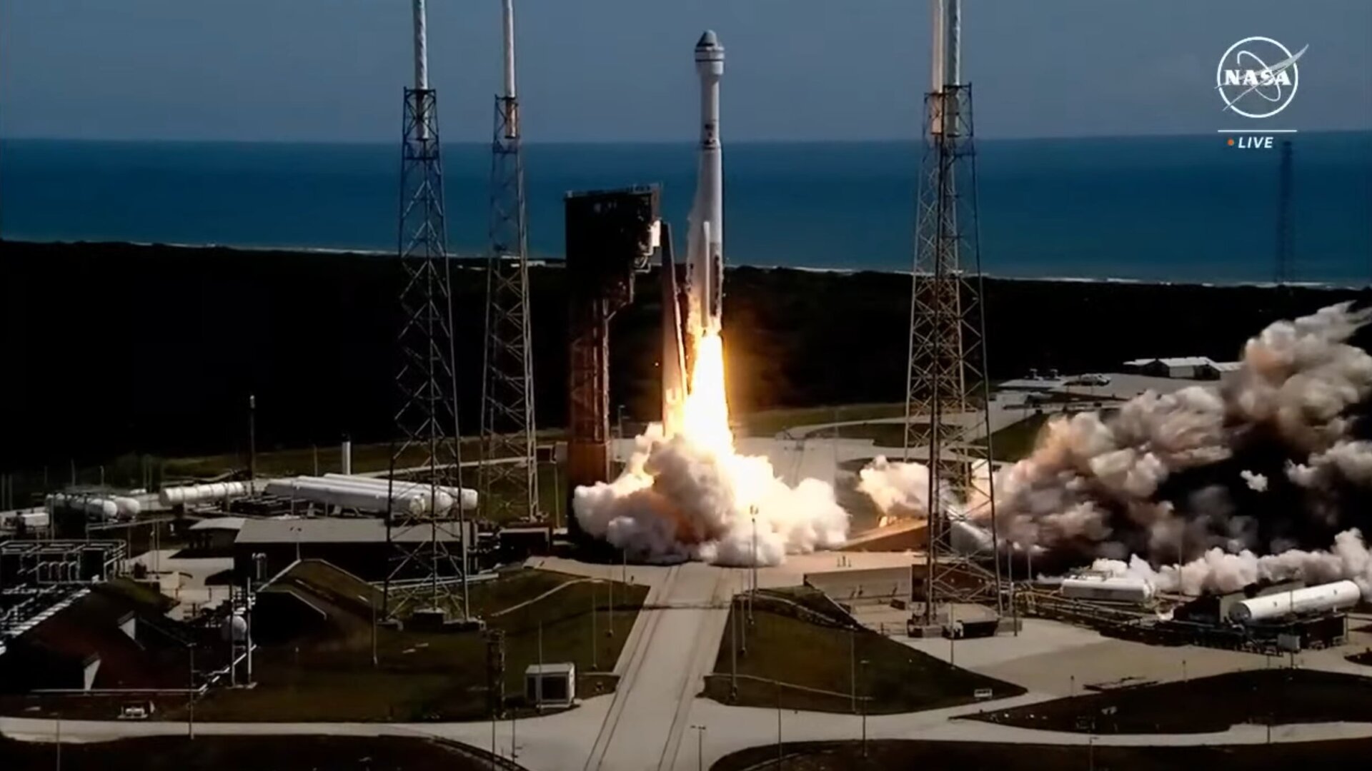 El cohete Atlas V de ULA, con el Starliner de Boeing encima, en la plataforma de lanzamiento de Florida.