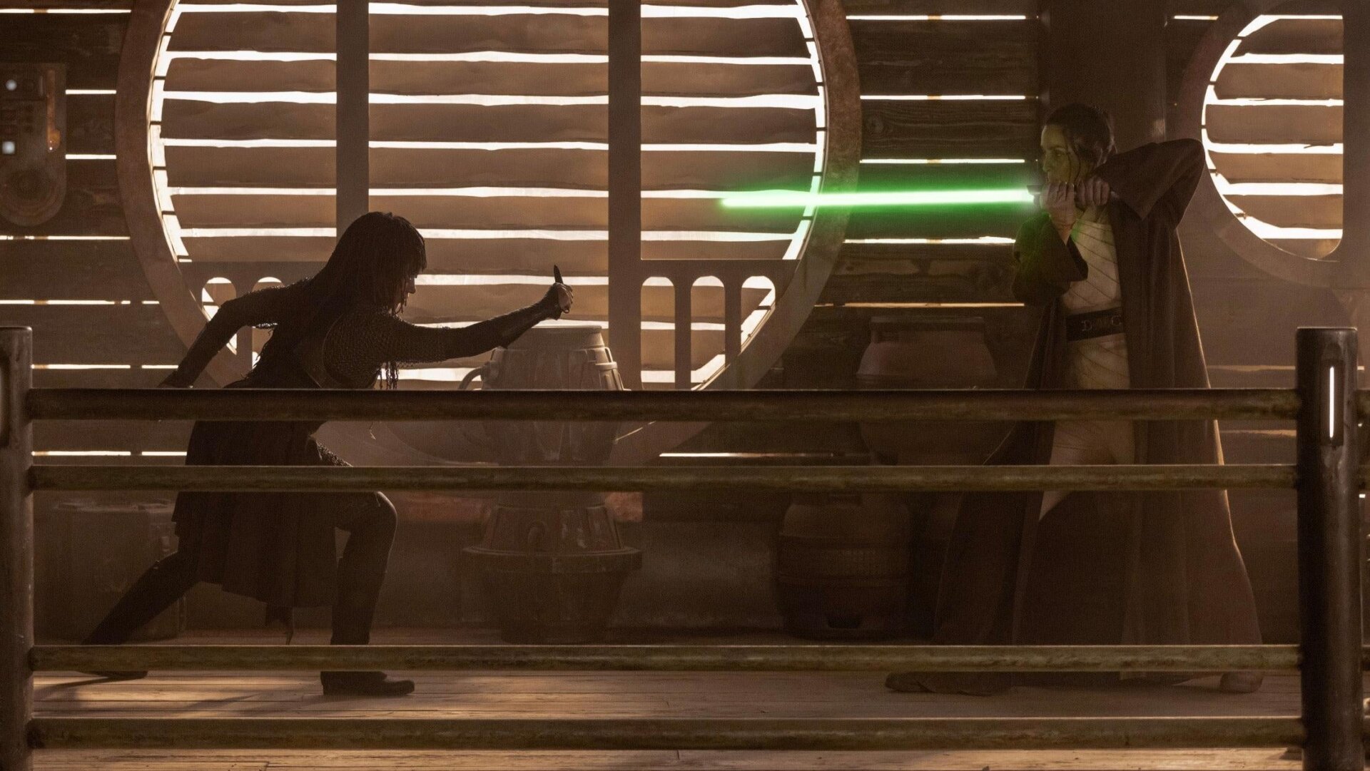 Amandla Stenberg y Carrie-Anne Moss en El acólito.