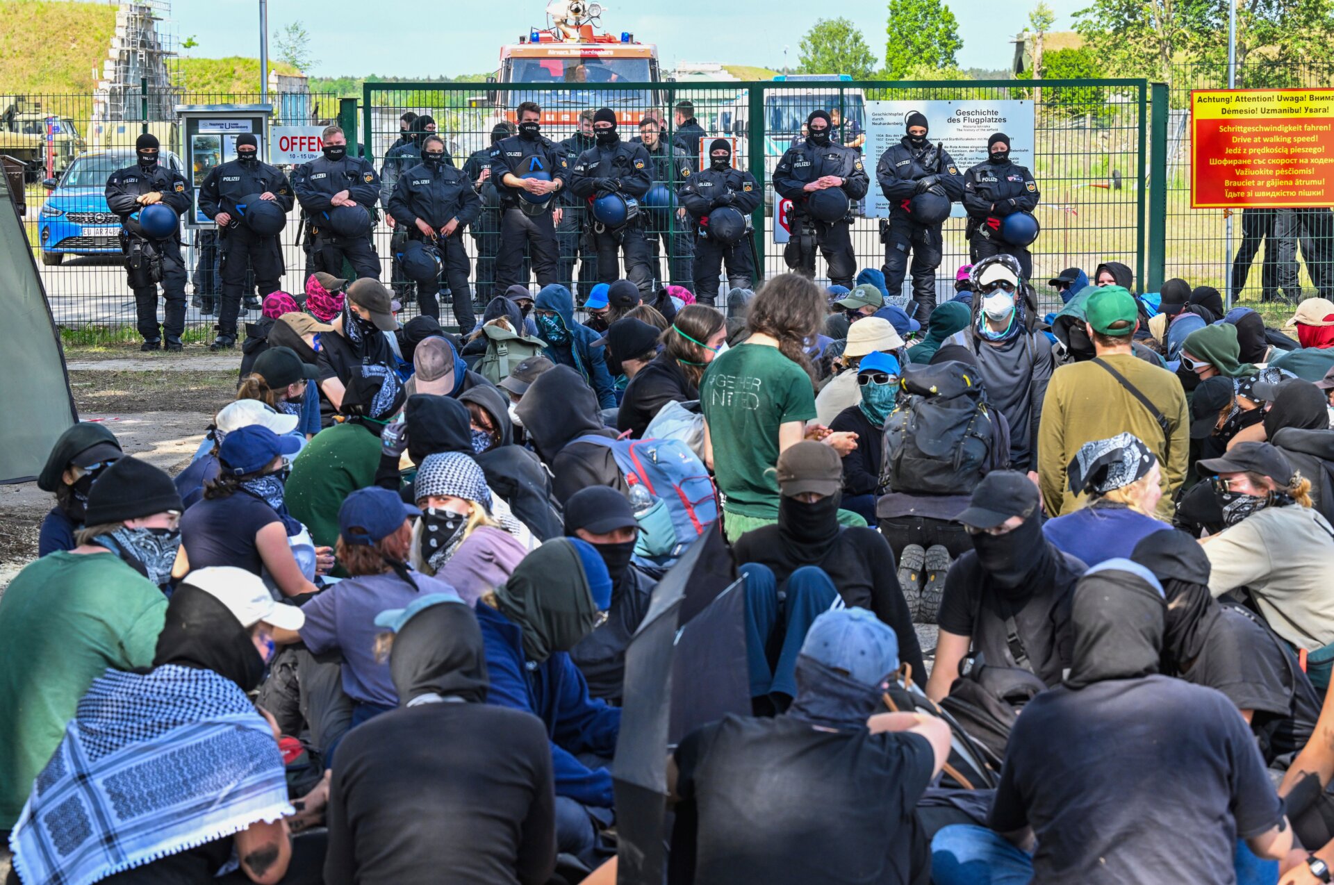 Activistas bloquean una carretera de acceso al aeródromo de Neuhardenberg el 10 de mayo de 2024. 
