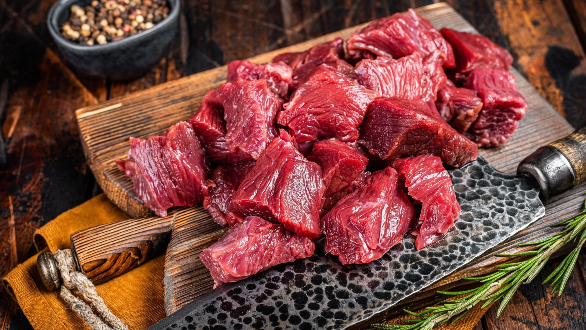 Carne de venado cruda en rodajas.