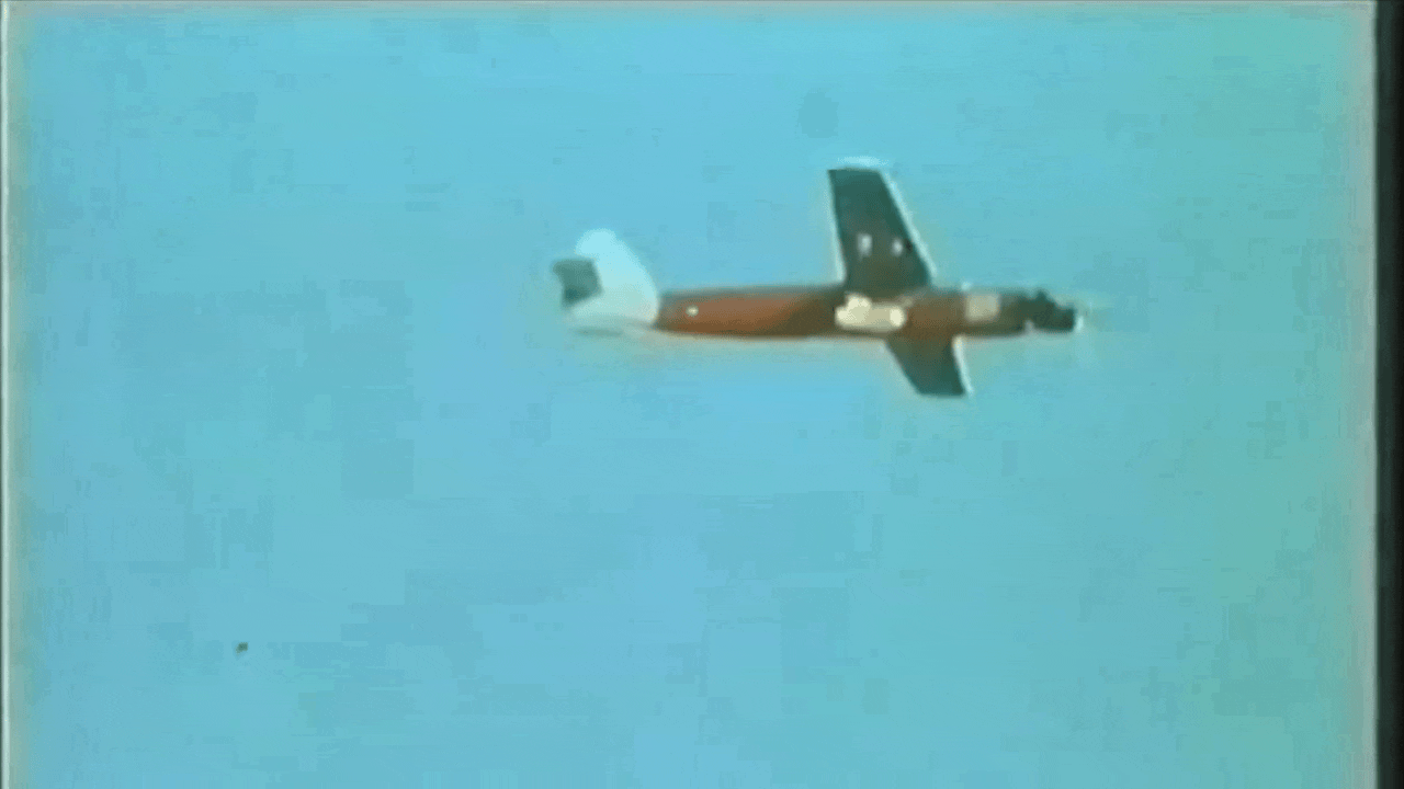 Vídeo del primer dron derribado por un láser en noviembre de 1973, ligeramente ralentizado