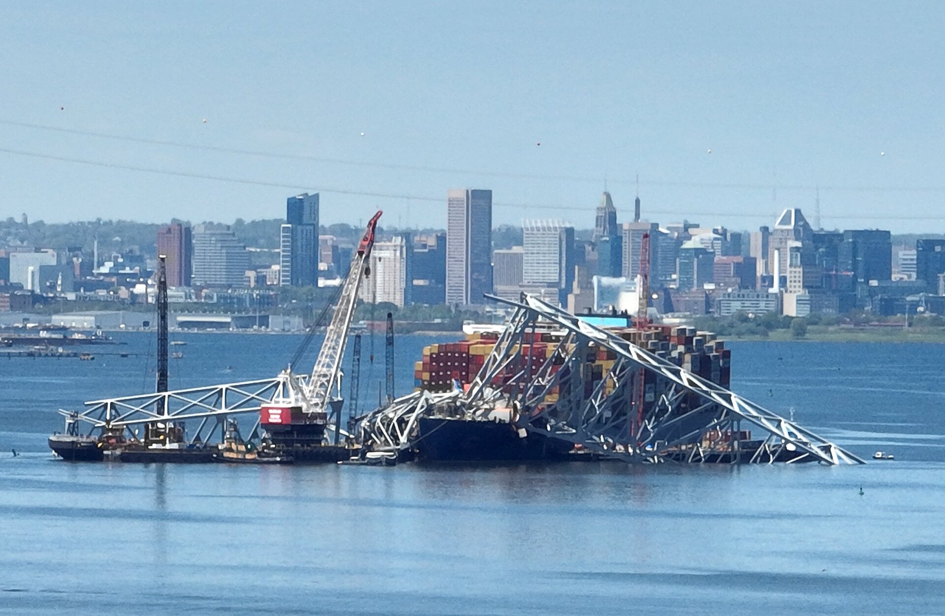 Los equipos de salvamento continúan retirando los restos del Dali un mes después de que el carguero colisionara con el Francis Scott y provocara su colapso. Key Bridge en Baltimore, Maryland, el 26 de marzo.