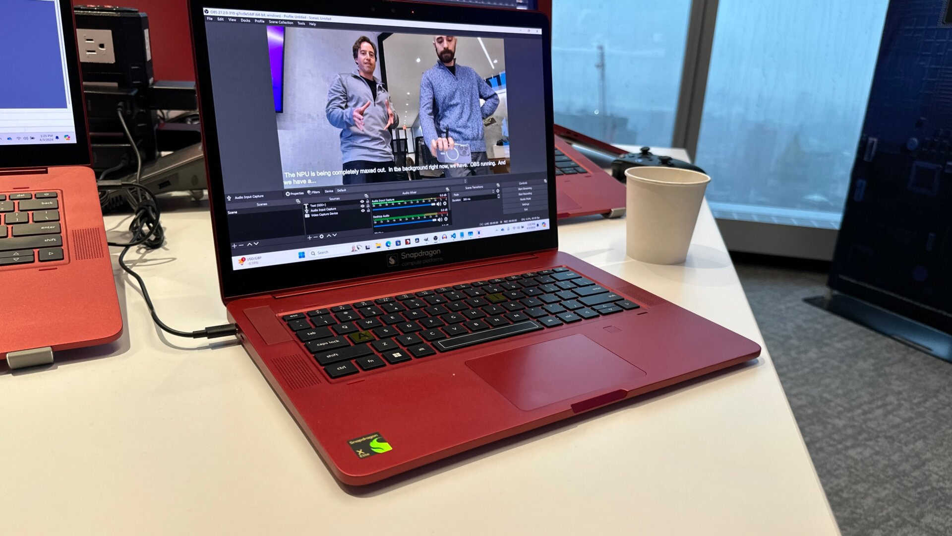 Qualcomm compartió cómo su chip Snapdragon X Elite podría manejar procesos de IA como transcripciones en vivo.