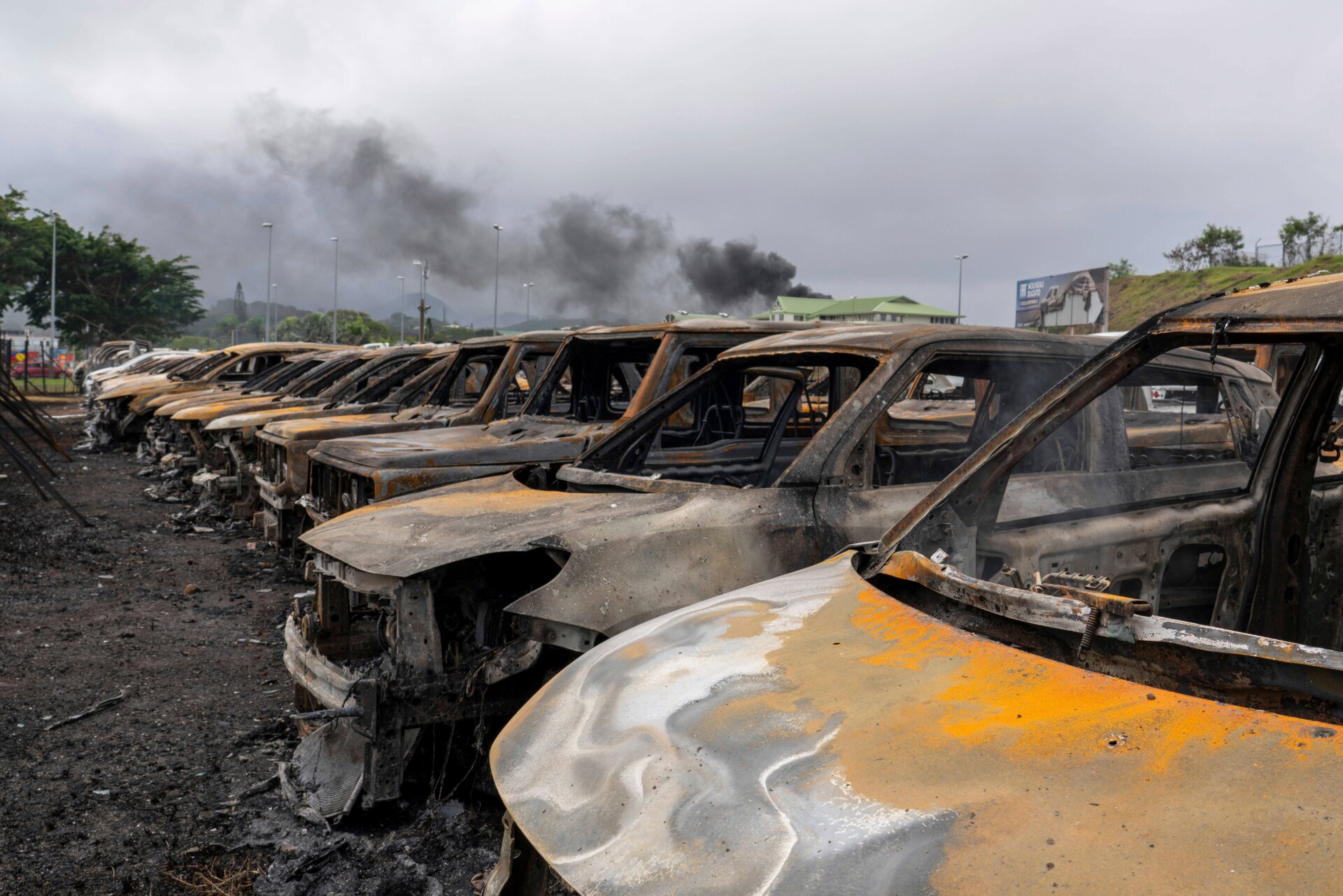 Coches destruidos por un incendio en Nueva Caledonia el 14 de mayo de 2024. 