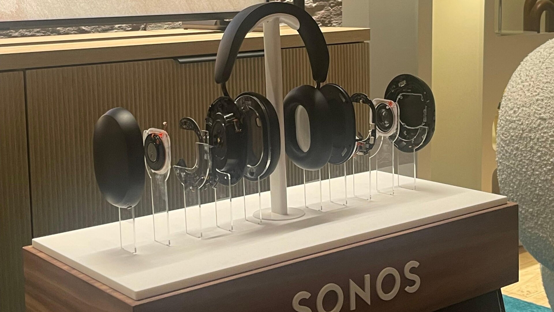 En cuanto a la duración de la batería, Sonos reclama 30 horas con una carga completa con ANC y “un 25% más que eso” con ANC apagado.  Ace ya está disponible para reservar en el 