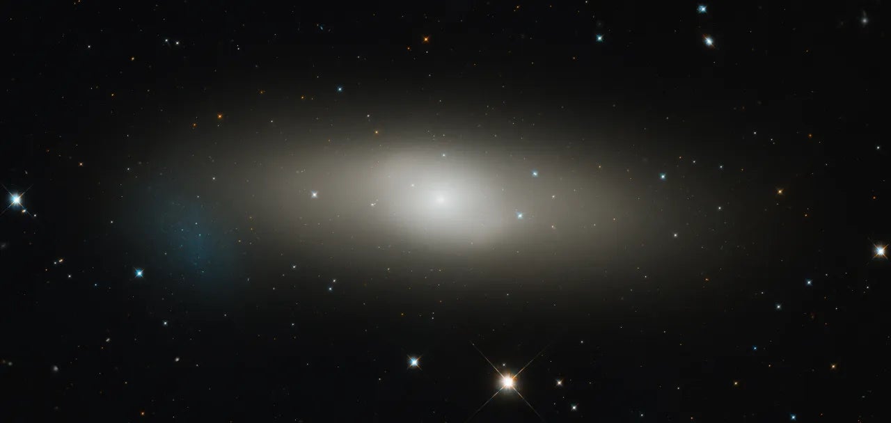 Otra galaxia lenticular, NGC 1023, a unos 36 millones de años luz de la Tierra.
