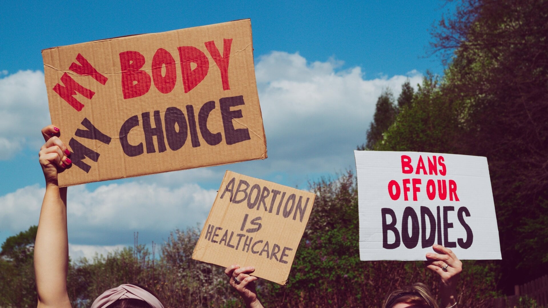 Manifestantes sosteniendo carteles apoyando el derecho al aborto.