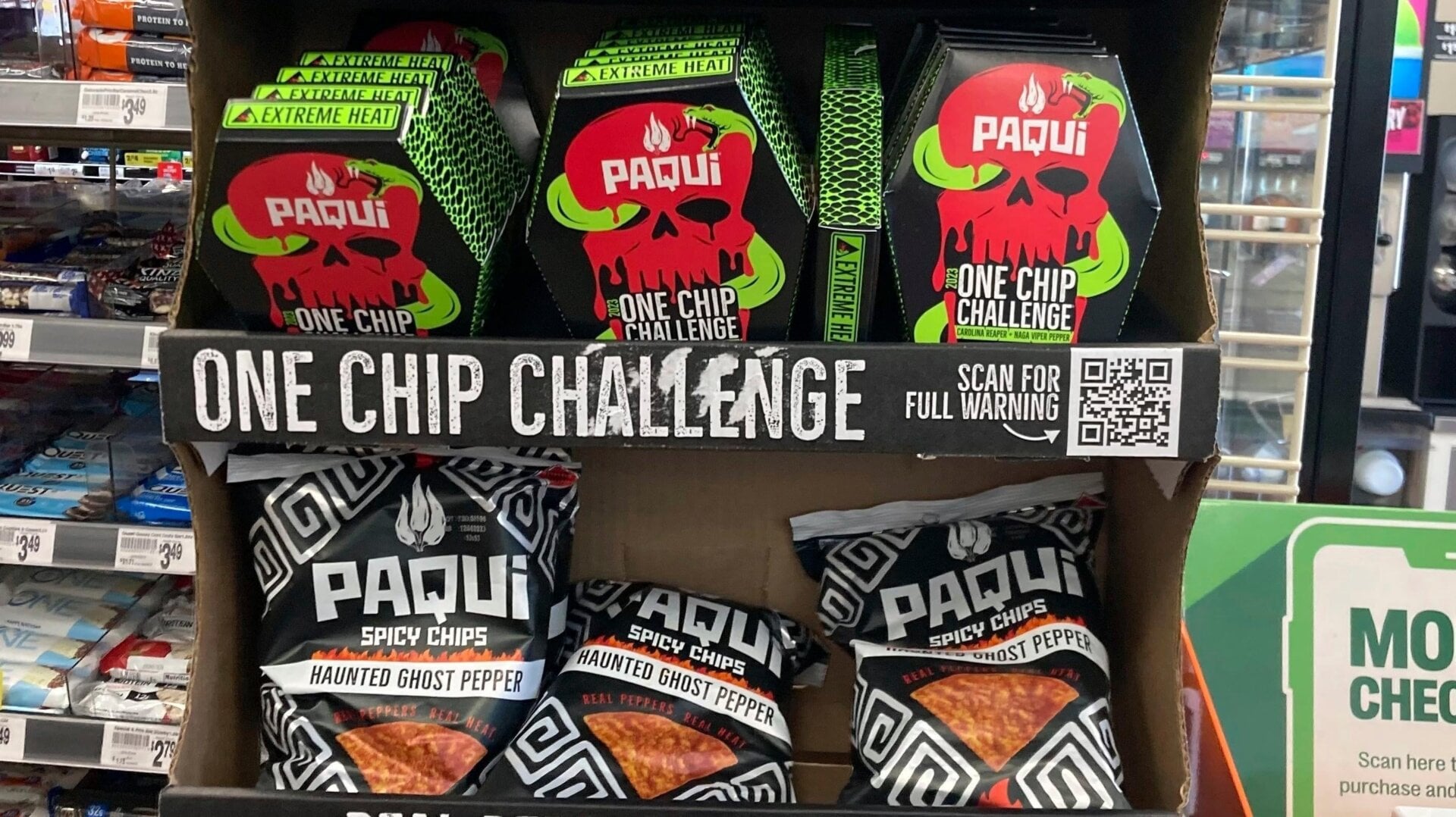 Los chips Paqui “One Chip Challenge” se exhiben en una tienda 7-Eleven en Boston el 7 de septiembre de 2023