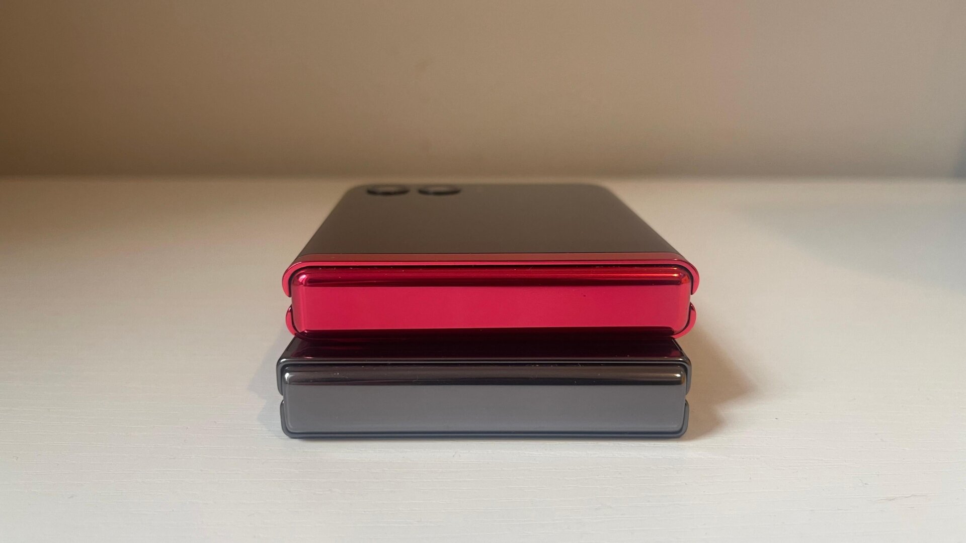 Los teléfonos comparten exactamente el mismo grosor cuando está plegado. 