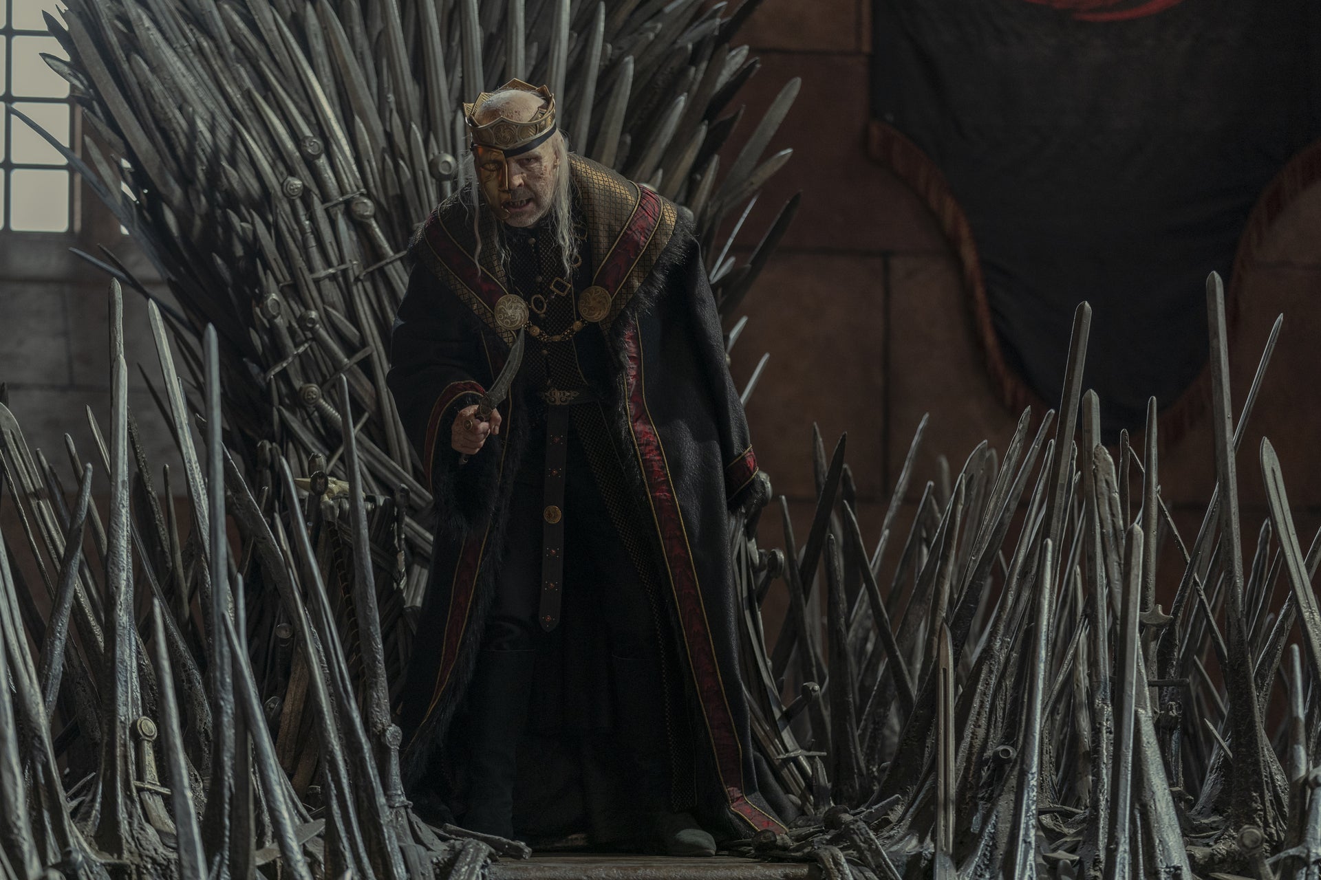 King Viserys (Paddy Considine) se enfrenta al final.