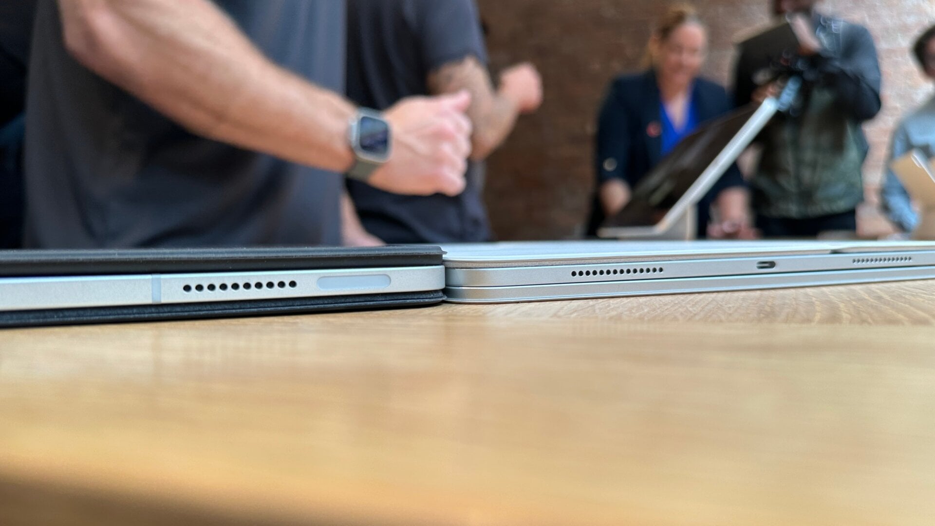 Los iPad Air son obviamente la opción más económica de los dos a $599 por el modelo de 11 pulgadas o $799 por el de 13 pulgadas. Ambos con 128 GB de almacenamiento. Puedes subir hasta 1 TB por $1,099 y $1,299, respectivamente, que es más de lo que era. previamente disponible. Le costará $150 adicionales si desea datos celulares.