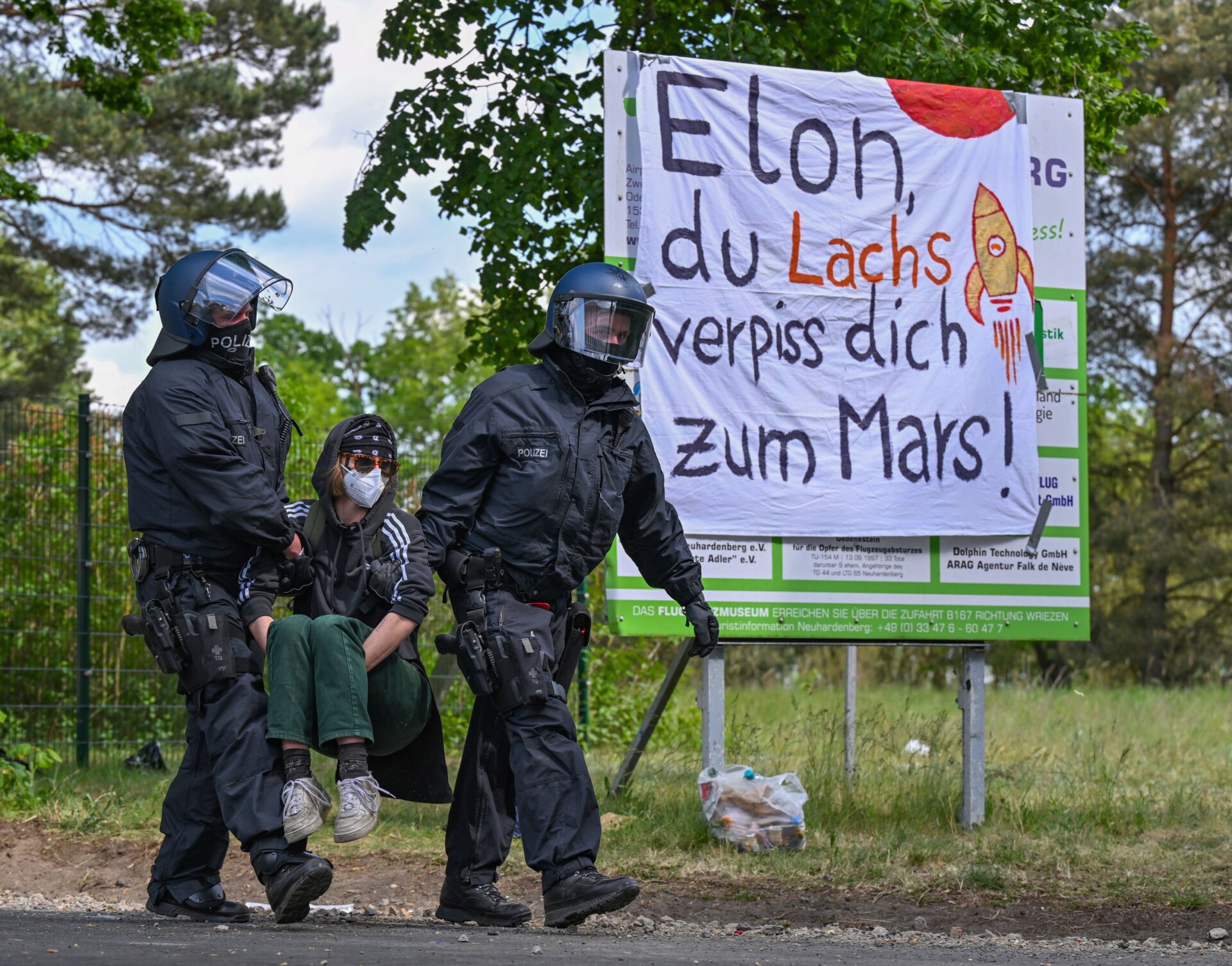  La policía despejó un bloqueo realizado por activistas en la carretera de acceso al aeródromo de Neuhardenberg el 10 de mayo de 2024.