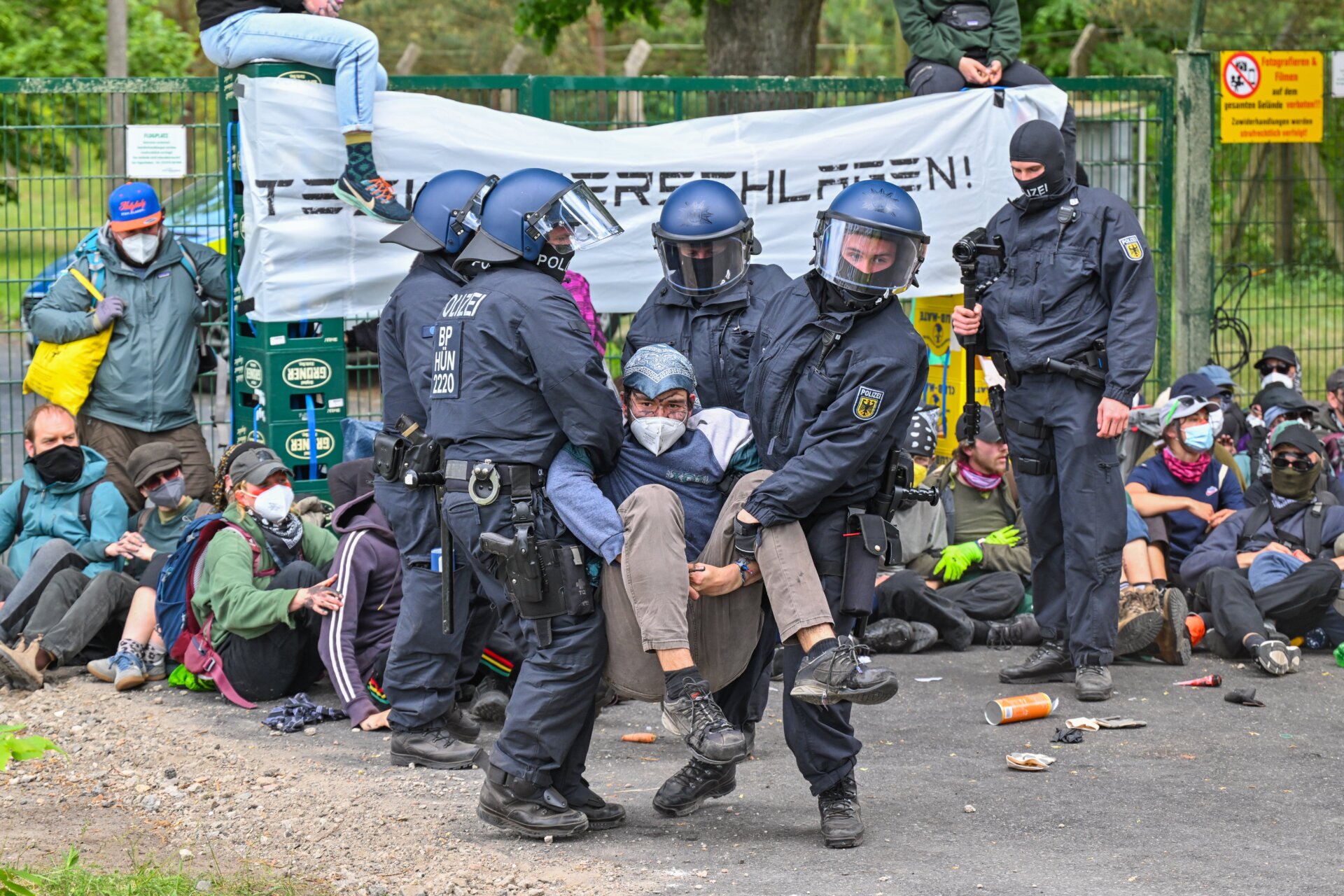 La policía despejó un bloqueo realizado por activistas en la carretera de acceso al aeródromo de Neuhardenberg el 10 de mayo de 2024. 
