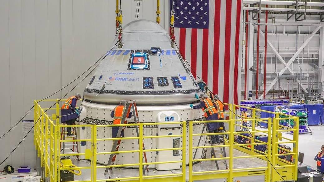El equipo del Centro Espacial Kennedy de la NASA trabajando para acoplar el módulo de tripulación de Starliner con su módulo de servicio en enero de 2023.