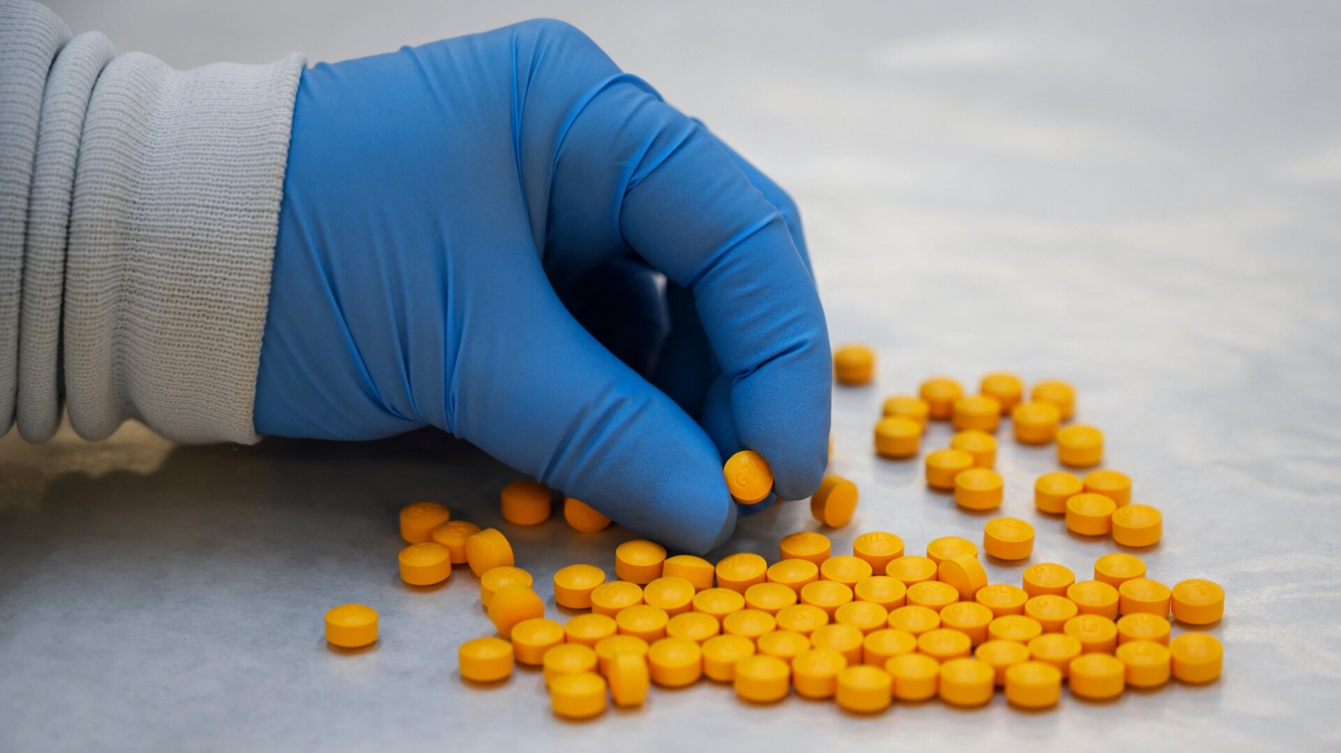 Un químico de la Administración de Control de Drogas (DEA, por sus siglas en inglés) que revisa drogas que supuestamente contienen fentanilo.